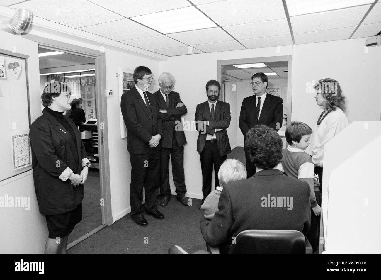 Une famille de Velserbroek reçoit un chèque pour la construction de jardins à la United Savings Bank (dans le cadre d'une hypothèque de 1,5 milliards), 16-12-1988, Whizgle News from the Past, taillé sur mesure pour l'avenir. Explorez les récits historiques, l'image de l'agence néerlandaise avec une perspective moderne, comblant le fossé entre les événements d'hier et les perspectives de demain. Un voyage intemporel façonnant les histoires qui façonnent notre avenir. Banque D'Images