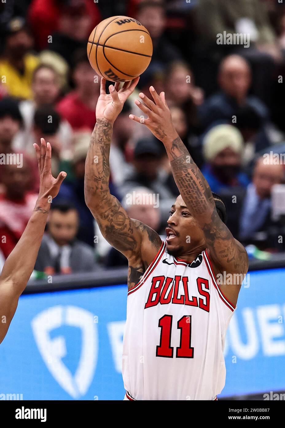 Chicago, États-Unis. 20 décembre 2023. Le DEMAR DeRozan des Chicago Bulls tire lors du match de saison régulière de la NBA entre les Los Angeles Lakers et les Chicago Bulls à Chicago, aux États-Unis, le 20 décembre 2023. Crédit : Joel Lerner/Xinhua/Alamy Live News Banque D'Images