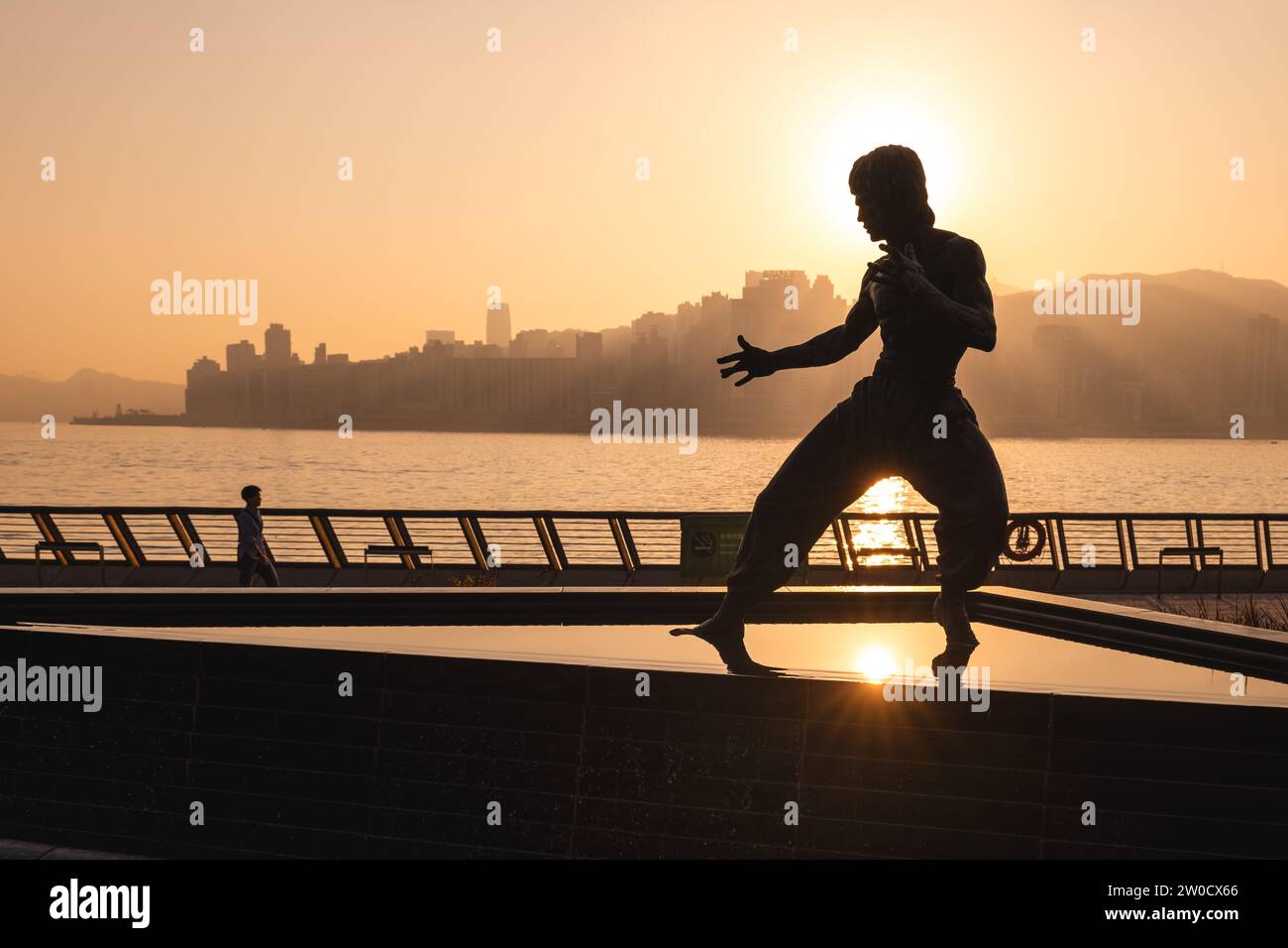 12 décembre 2023 : la statue de Bruce Lee, une statue commémorative en bronze de l'artiste martial Bruce Lee, est située sur l'attraction Avenue of Stars près de TH Banque D'Images