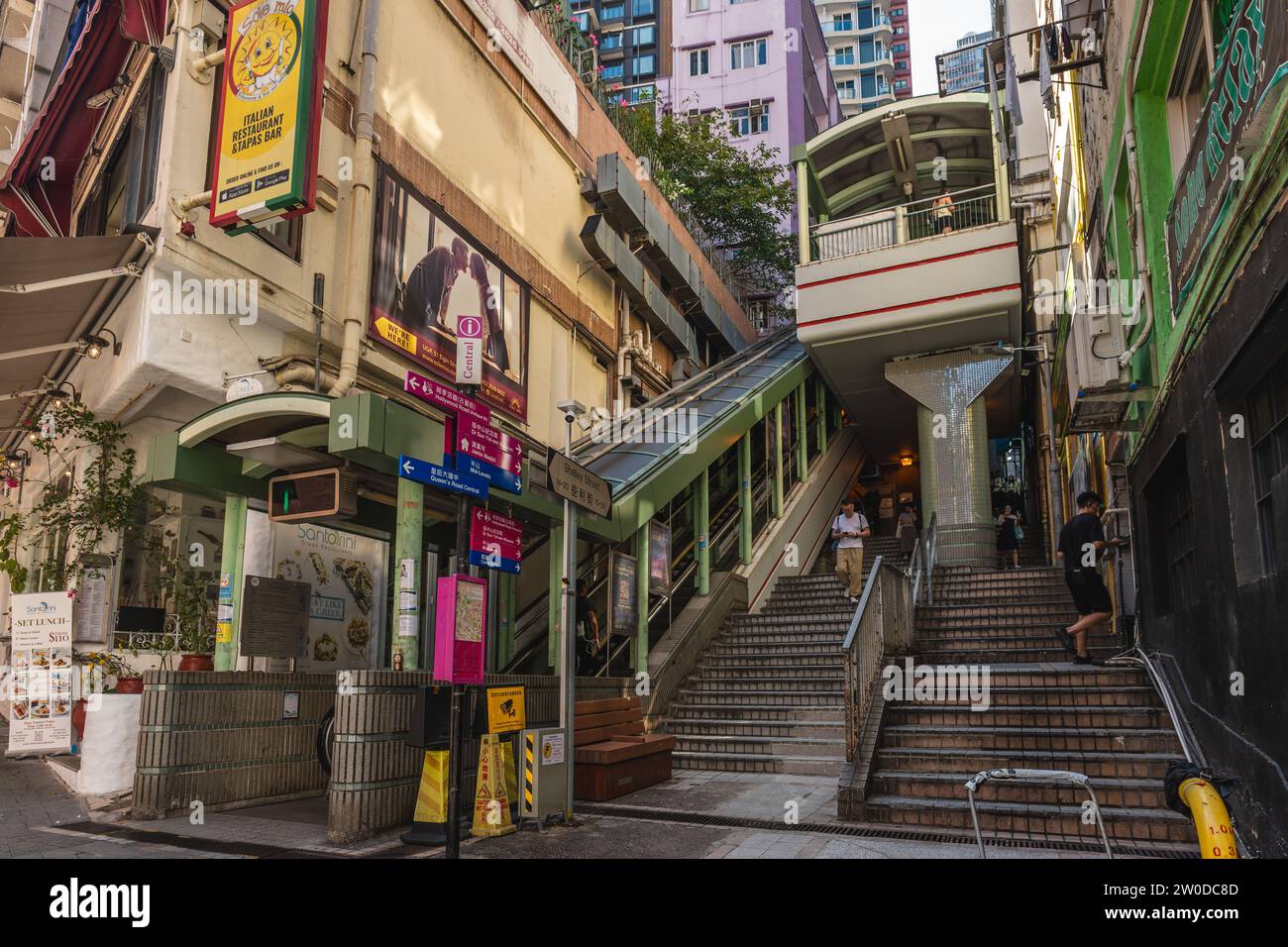 12 décembre 2023 : Central Mid Levels escalator and Walkway System situé à Hong Kong, en Chine, est le plus long escalator couvert extérieur du Banque D'Images