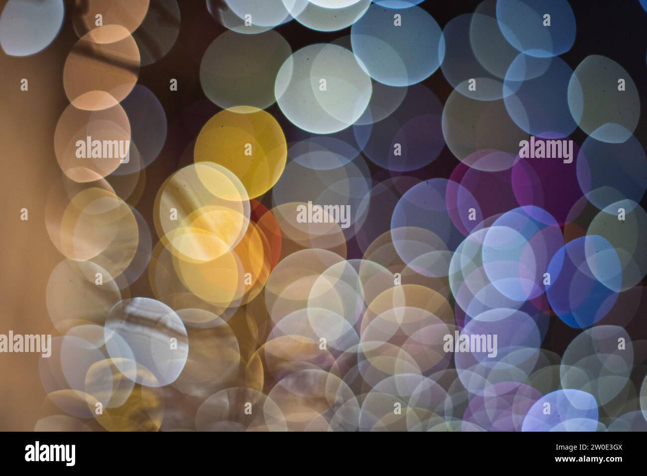 Fond abstrait de boules de bokeh défocalisé. Reflets spéculaires ronds colorés. Banque D'Images