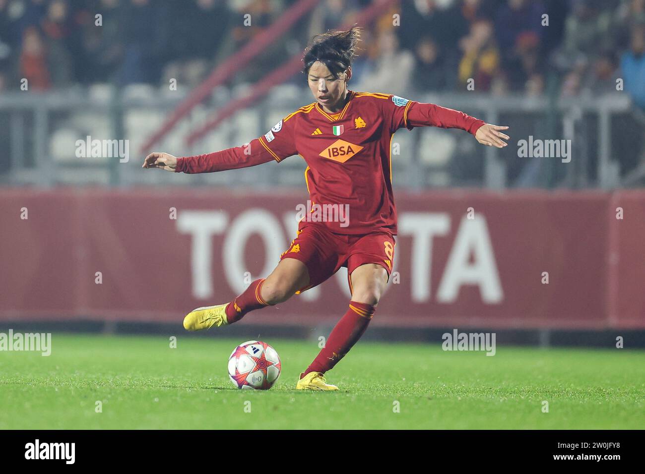 Saki Kumagai, de Roma, contrôle le ballon lors du match