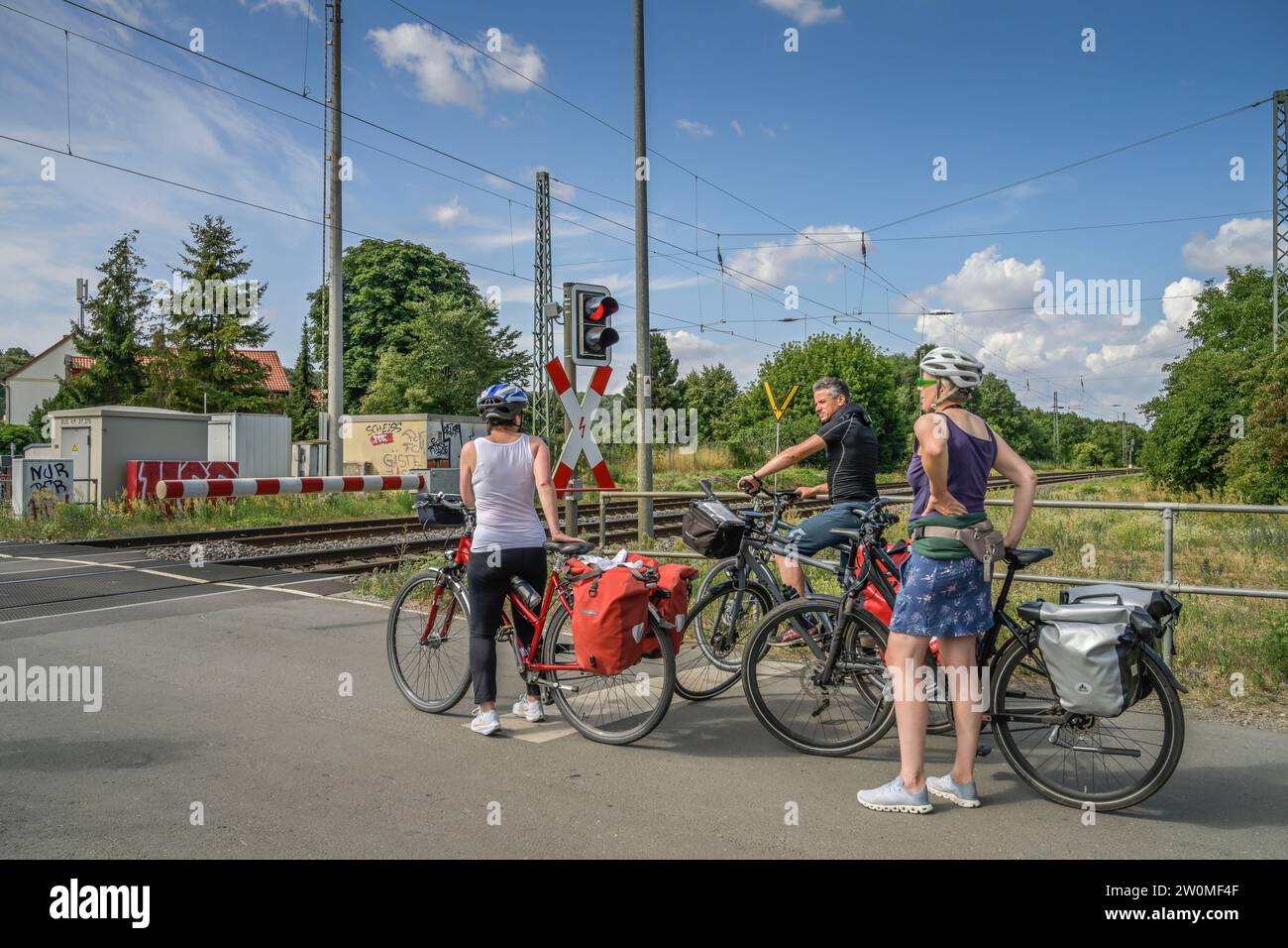 Radfahrer, warten, beschrankter Bahnübergang, Schönburg, Saxe-Anhalt, Deutschland Banque D'Images