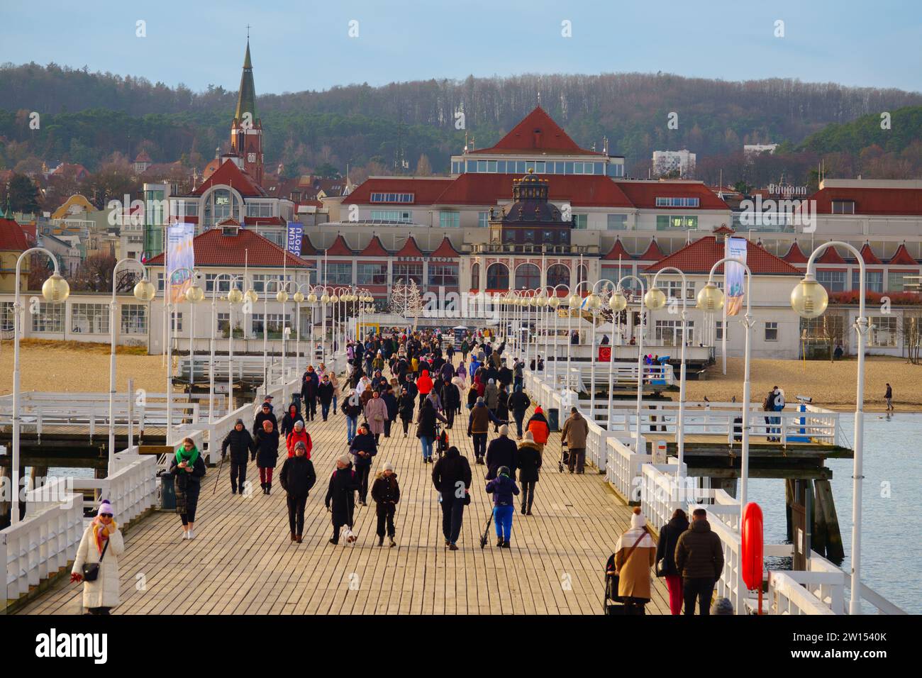 2023-01-16, pont en bois de la mer Baltique Molo avec des touristes à pied sur la journée ensoleillée d'hiver Banque D'Images