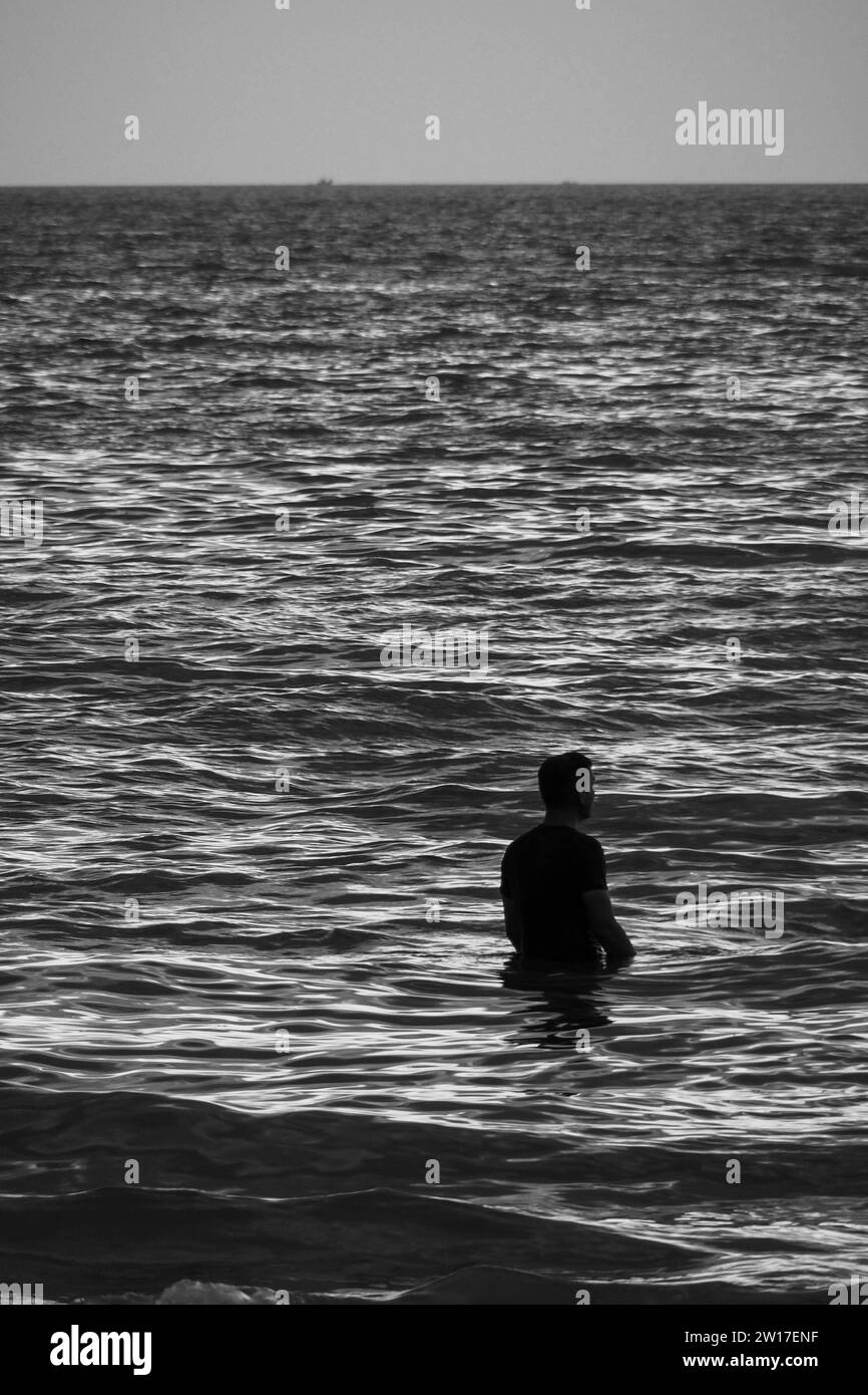 Un sauveteur à Langkawi surveillant les menaces ou les dangers potentiels qui pourraient survenir à la plage ou dans l'eau de mer. Banque D'Images