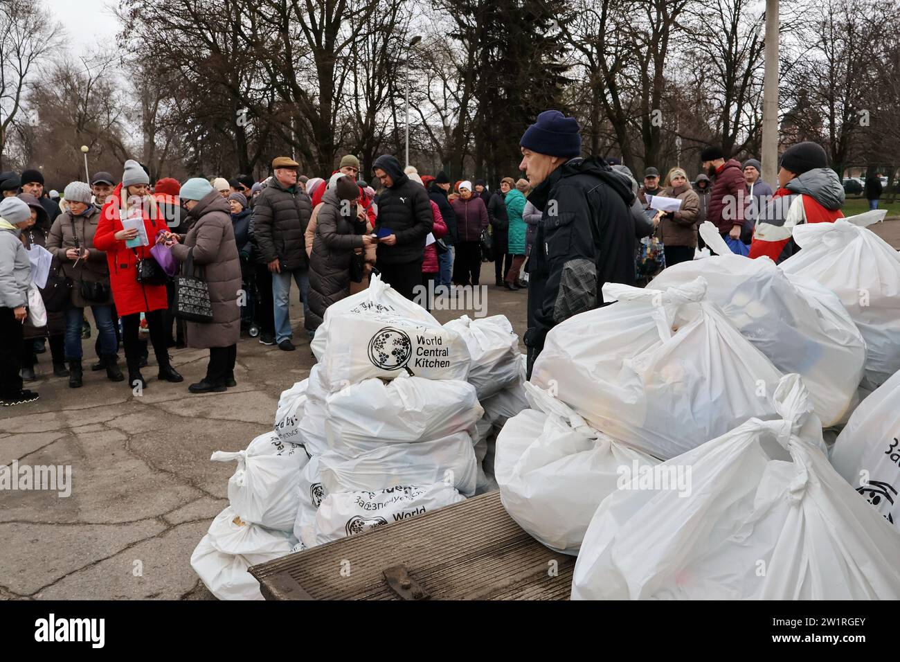 Zaporizhzhia, Ukraine. 20 décembre 2023. Les gens reçoivent de l'aide humanitaire à un point de distribution à Zaporizhzhia. La guerre en Ukraine continue d'avoir de graves répercussions sur la vie des populations et d'endommager les infrastructures civiles, déclenchant des évacuations des zones de première ligne et alimentant les besoins humanitaires. Malgré les difficultés, les travailleurs humanitaires continuent de fournir une assistance dans toute l’Ukraine. Les attaques contre les systèmes d’énergie, d’eau et de gaz, en particulier près de la ligne de front, pourraient aggraver la situation à mesure que l’hiver arrive et que les températures chutent en dessous de zéro. Crédit : SOPA Images Limited/Alamy Live News Banque D'Images