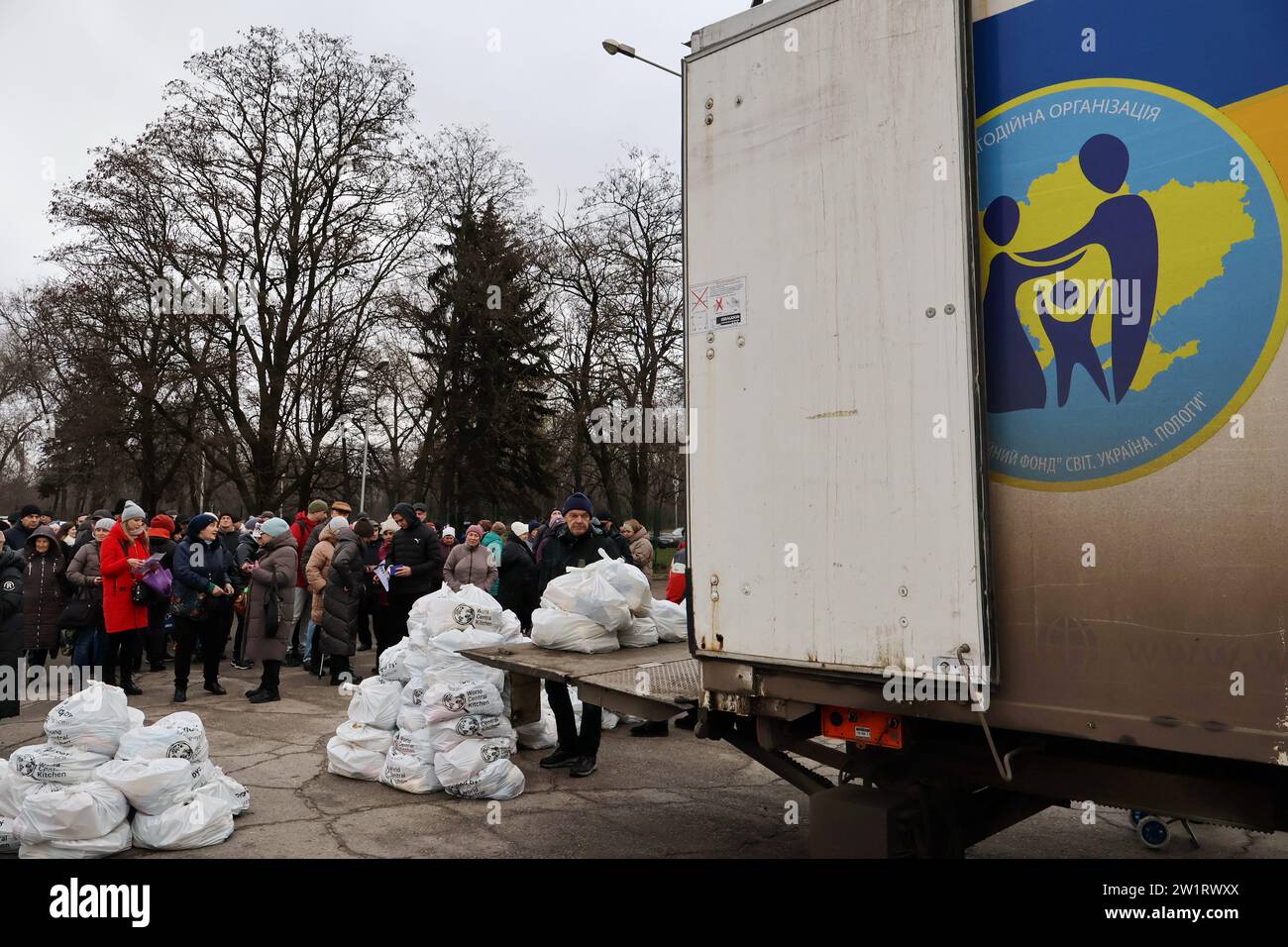 Zaporizhzhia, Ukraine. 20 décembre 2023. Les gens reçoivent de l'aide humanitaire à un point de distribution à Zaporizhzhia. La guerre en Ukraine continue d'avoir de graves répercussions sur la vie des populations et d'endommager les infrastructures civiles, déclenchant des évacuations des zones de première ligne et alimentant les besoins humanitaires. Malgré les difficultés, les travailleurs humanitaires continuent de fournir une assistance dans toute l’Ukraine. Les attaques contre les systèmes d’énergie, d’eau et de gaz, en particulier près de la ligne de front, pourraient aggraver la situation à mesure que l’hiver arrive et que les températures chutent en dessous de zéro. Crédit : SOPA Images Limited/Alamy Live News Banque D'Images