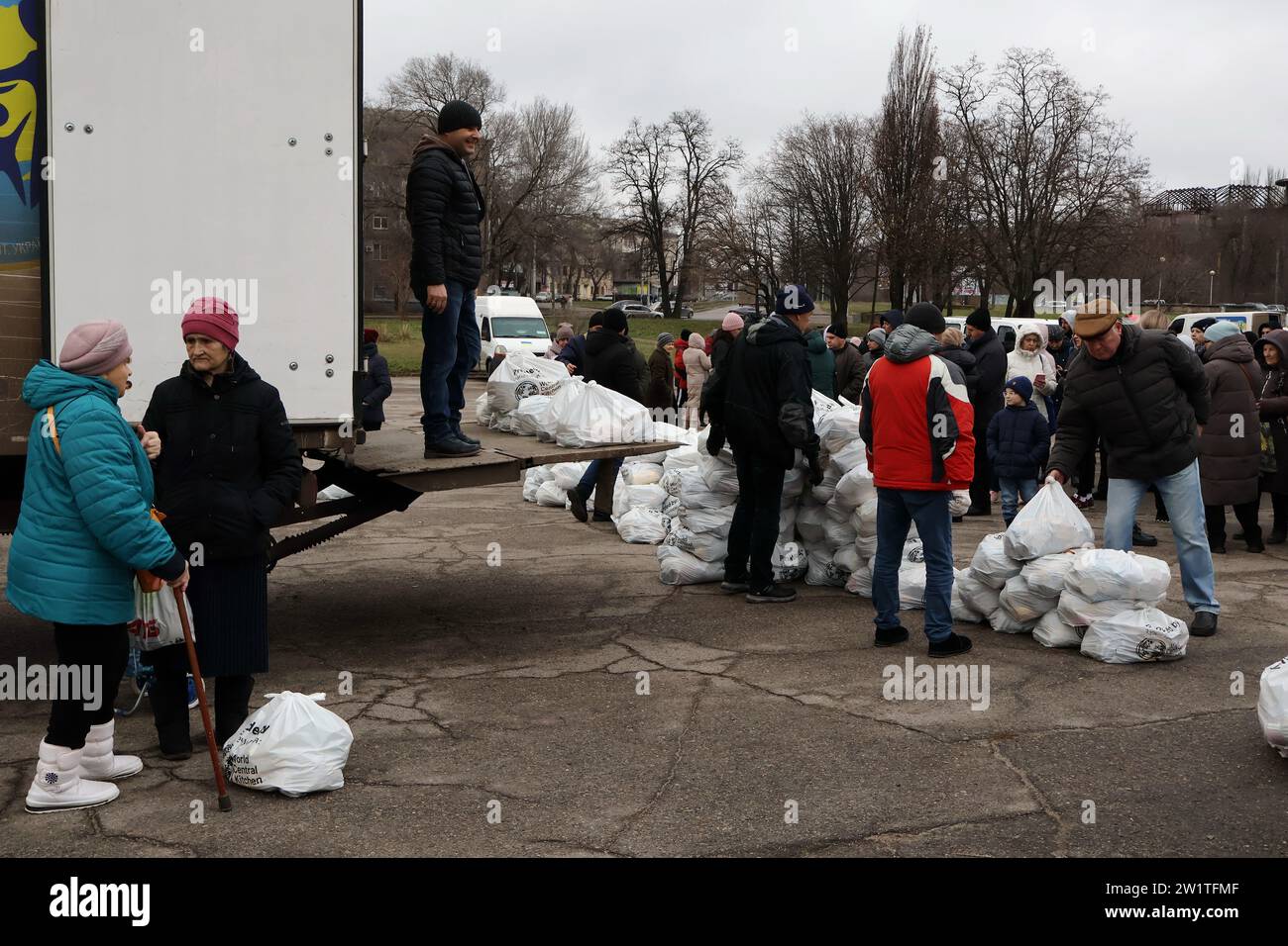 Les gens reçoivent de l'aide humanitaire à un point de distribution à Zaporizhzhia. La guerre en Ukraine continue d'avoir de graves répercussions sur la vie des populations et d'endommager les infrastructures civiles, déclenchant des évacuations des zones de première ligne et alimentant les besoins humanitaires. Malgré les difficultés, les travailleurs humanitaires continuent de fournir une assistance dans toute l’Ukraine. Les attaques contre les systèmes d’énergie, d’eau et de gaz, en particulier près de la ligne de front, pourraient aggraver la situation à mesure que l’hiver arrive et que les températures chutent en dessous de zéro. (Photo Andriy Andriyenko/SOPA Images/Sipa USA) Banque D'Images