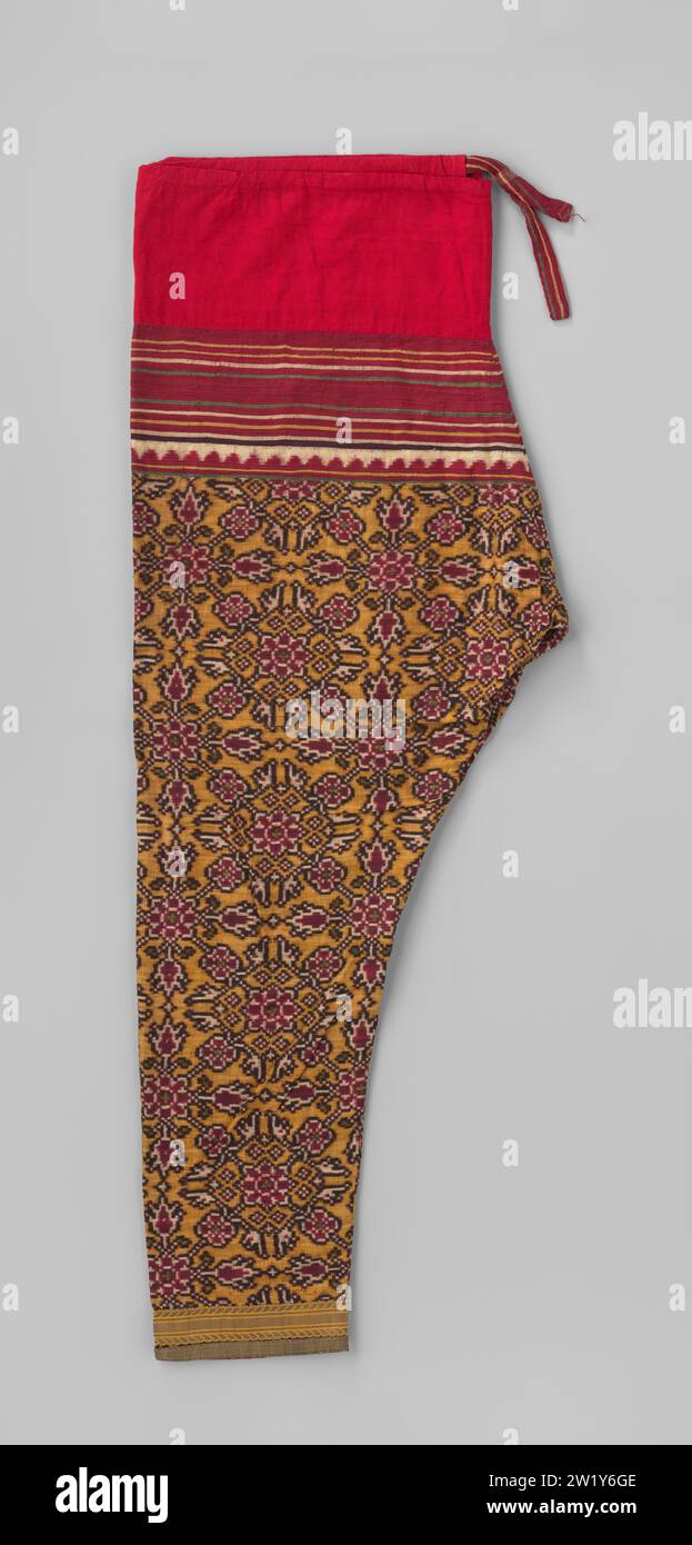 Pantalon de Ikat, Inconnu, c. 1850 - c. 1950 le pantalon se ferme avec un cordon. Le haut est rouge Uni, comprenant une douzaine de rayures horizontales et en dessous se trouve un motif de fleurs géométriques. matières textiles. Métal ikat le pantalon se ferme avec un cordon. Le haut est rouge Uni, comprenant une douzaine de rayures horizontales et en dessous se trouve un motif de fleurs géométriques. matières textiles. ikat en métal Banque D'Images
