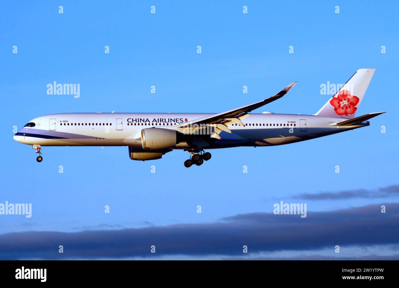 Un Airbus A350-900 de China Airlines approchant de l'aéroport de Londres Gatwick Banque D'Images