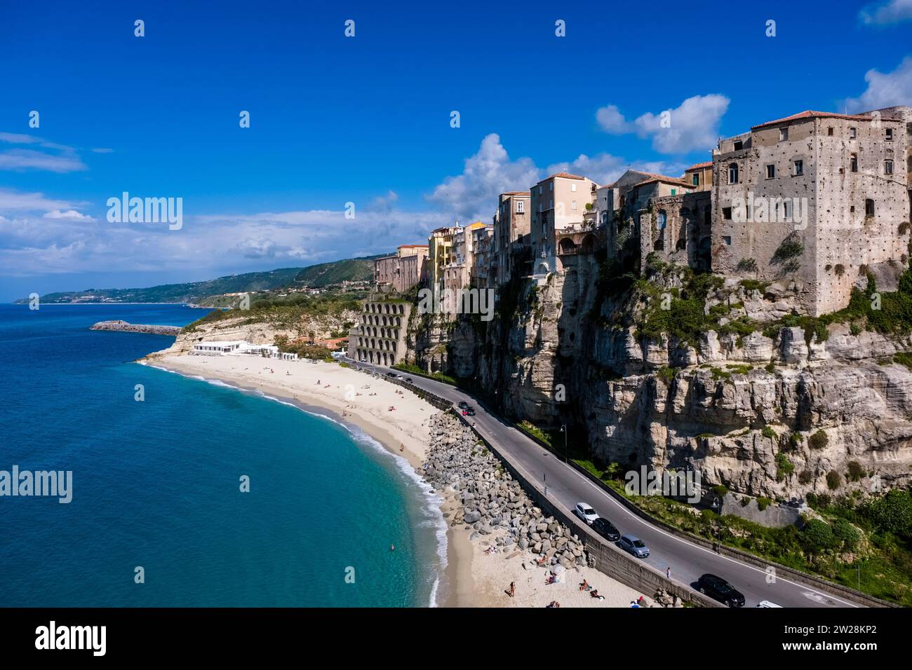 Vue sur Tropea et la plage depuis le monastère de Santa Maria dell'Isola, qui est situé sur un rocher sur la côte. Banque D'Images