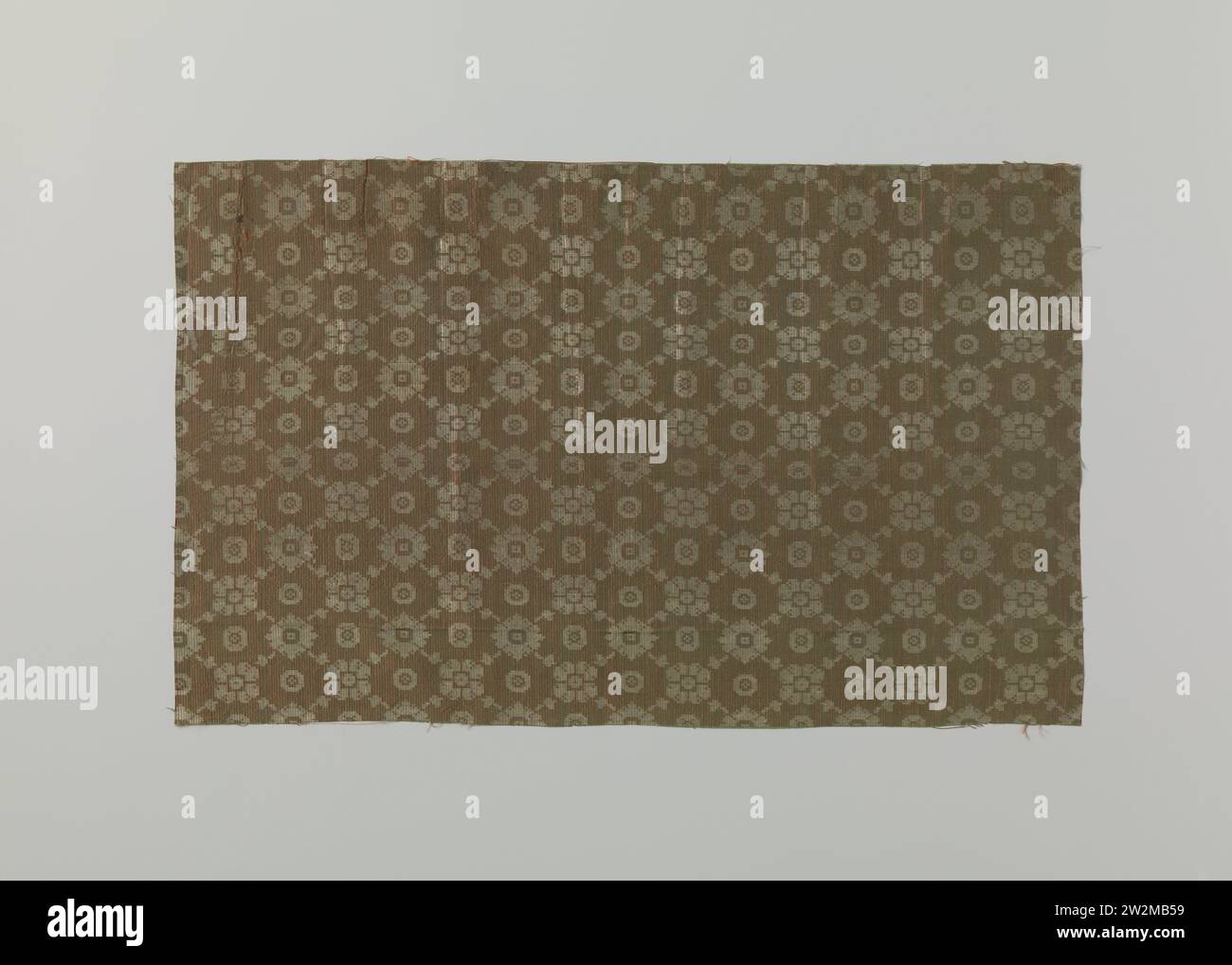 Fragment zijdeweefsel, anonyme, c. 1750 - c. 1840 fragment de tissu de soie. Le sol est de couleur vert-rouge et a un motif géométrique d'un réseau avec des fleurs stylisées sur les intersections et dans les champs. Tissu de soie de fragment de soie des pays-Bas. Le sol est de couleur vert-rouge et a un motif géométrique d'un réseau avec des fleurs stylisées sur les intersections et dans les champs. Soie néerlandaise Banque D'Images