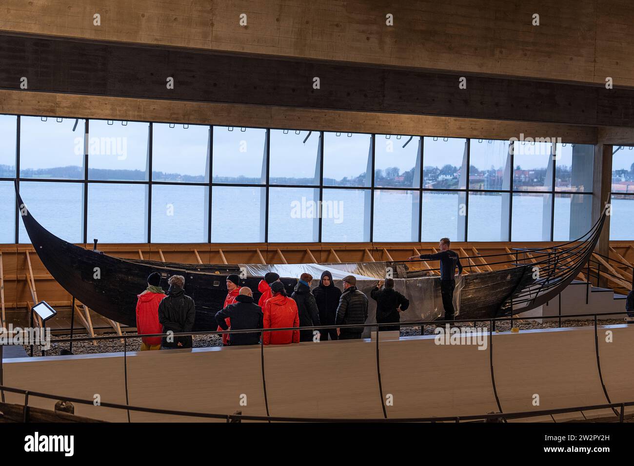 Le musée des navires viking se prépare à la crue en lien avec la tempête à venir à Roskilde, Danemark, le jeudi 21 décembre 2023. Les prévisions météorologiques prévoient un niveau d'eau de 184 centimètres au-dessus de l'eau quotidienne dans le fjord de Roskilde Banque D'Images