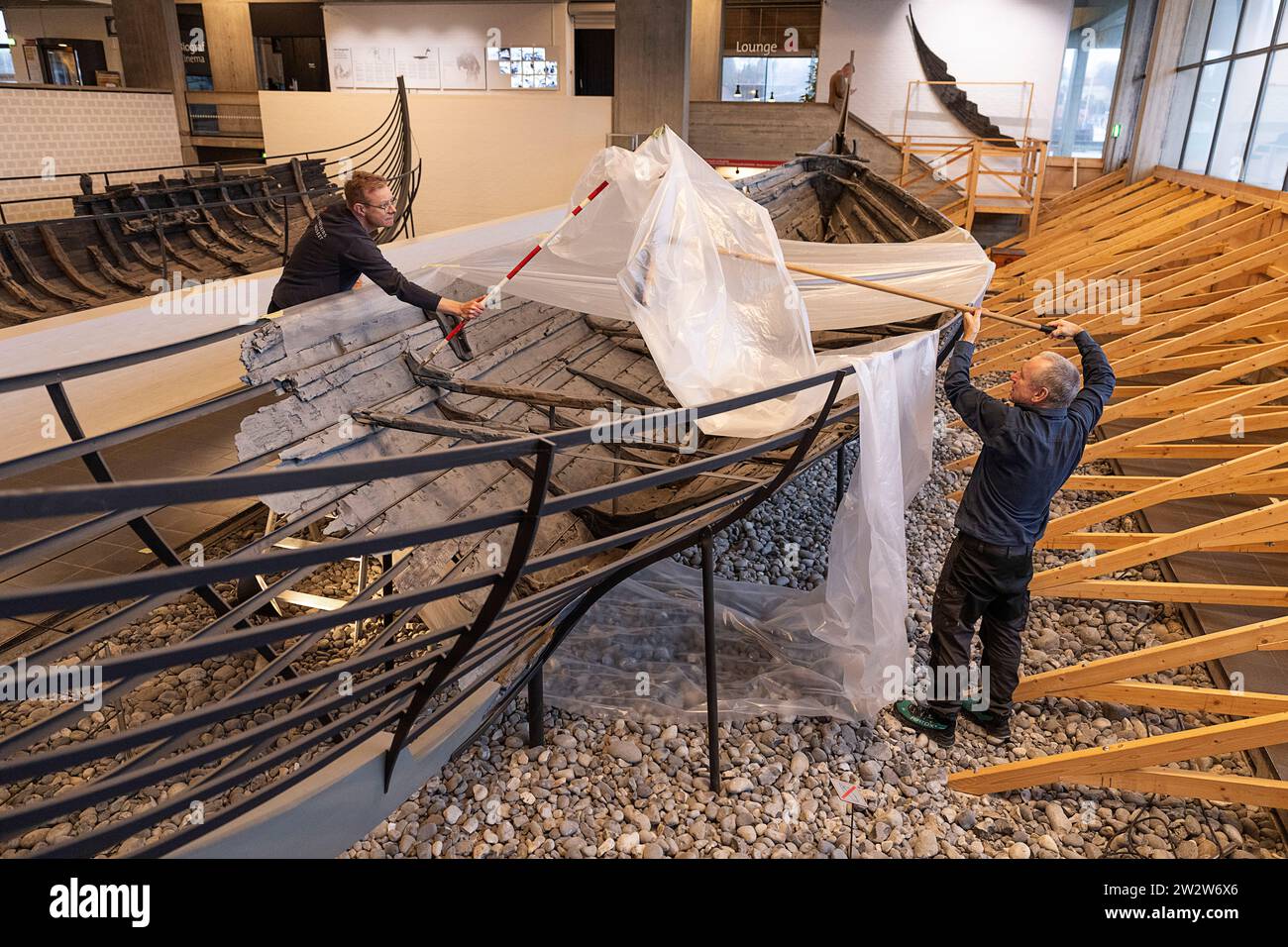 Le musée des navires viking se prépare à la crue en lien avec la tempête à venir à Roskilde, Danemark, le jeudi 21 décembre 2023. Les prévisions météorologiques prévoient un niveau d'eau de 184 centimètres au-dessus de l'eau quotidienne dans le fjord de Roskilde Banque D'Images