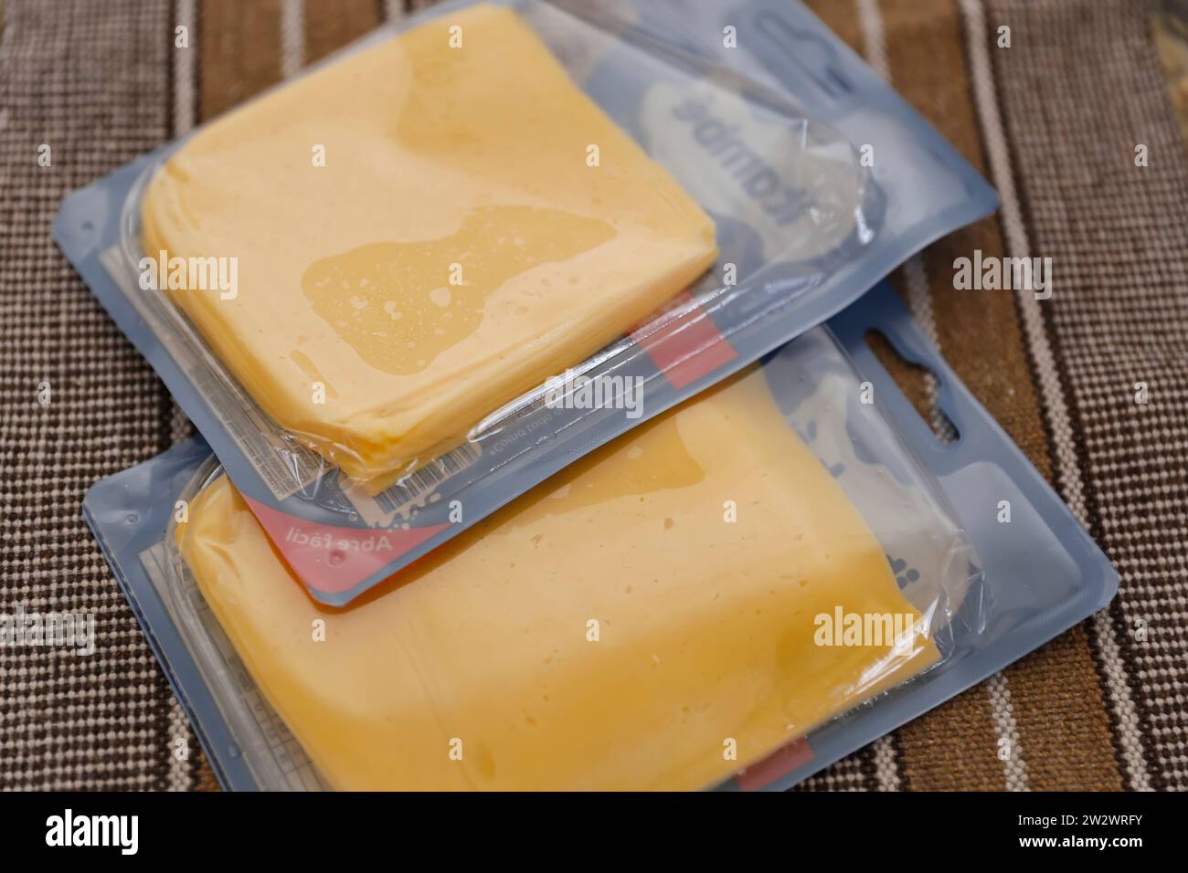 Minas Gerais, Brésil - 12 décembre 2023 : fromage jaune tranché emballé dans du plastique Banque D'Images