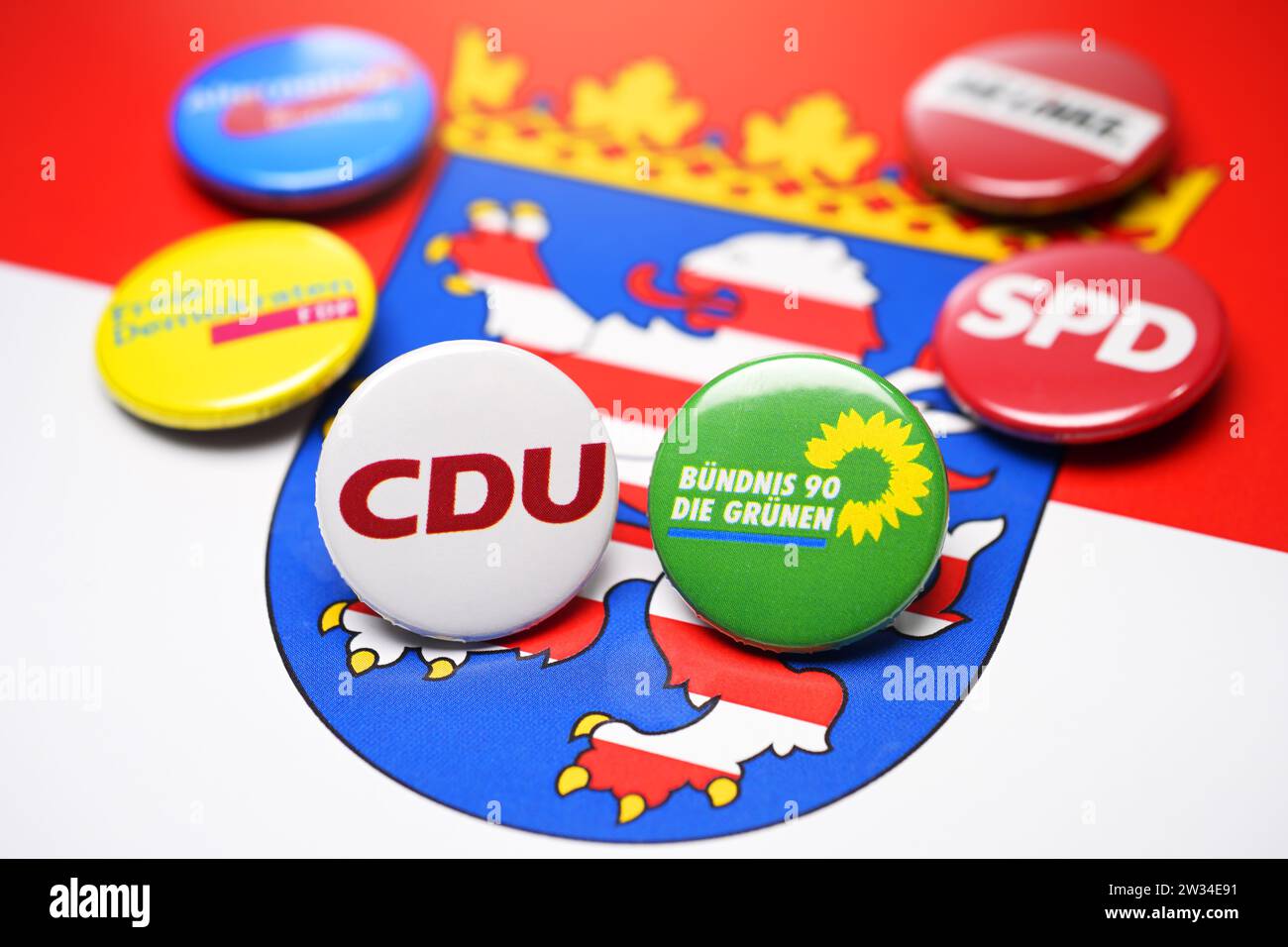 Parteianstecker auf der Fahne von Hessen, Symbolfoto KoAction von CDU und Grüne Banque D'Images