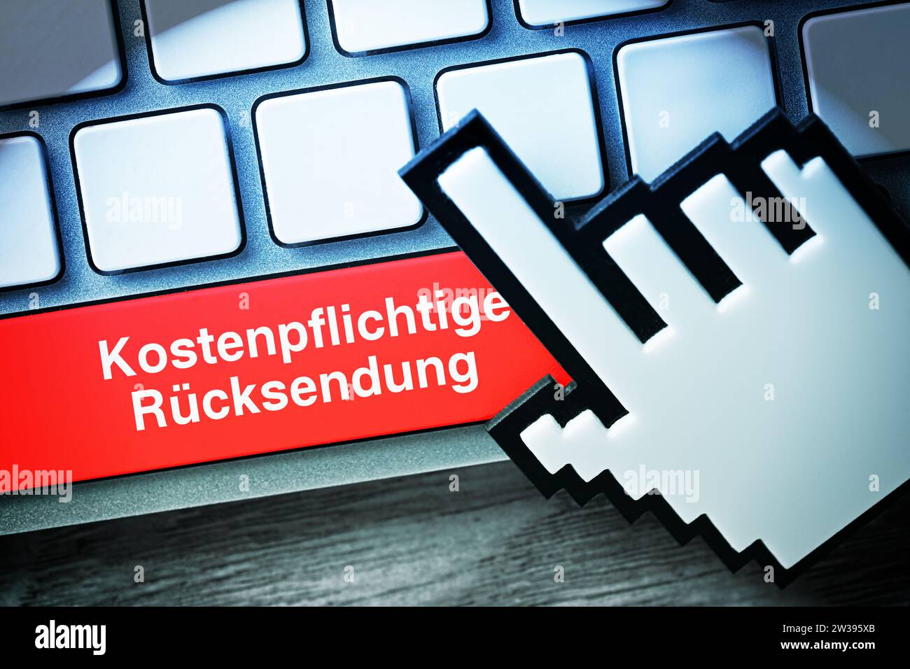 FOTONTAGE, Computercursor-Symbol und Computertaste mit Aufschrift kostenpflichtige Rücksendung auf einer Computertastatur Banque D'Images