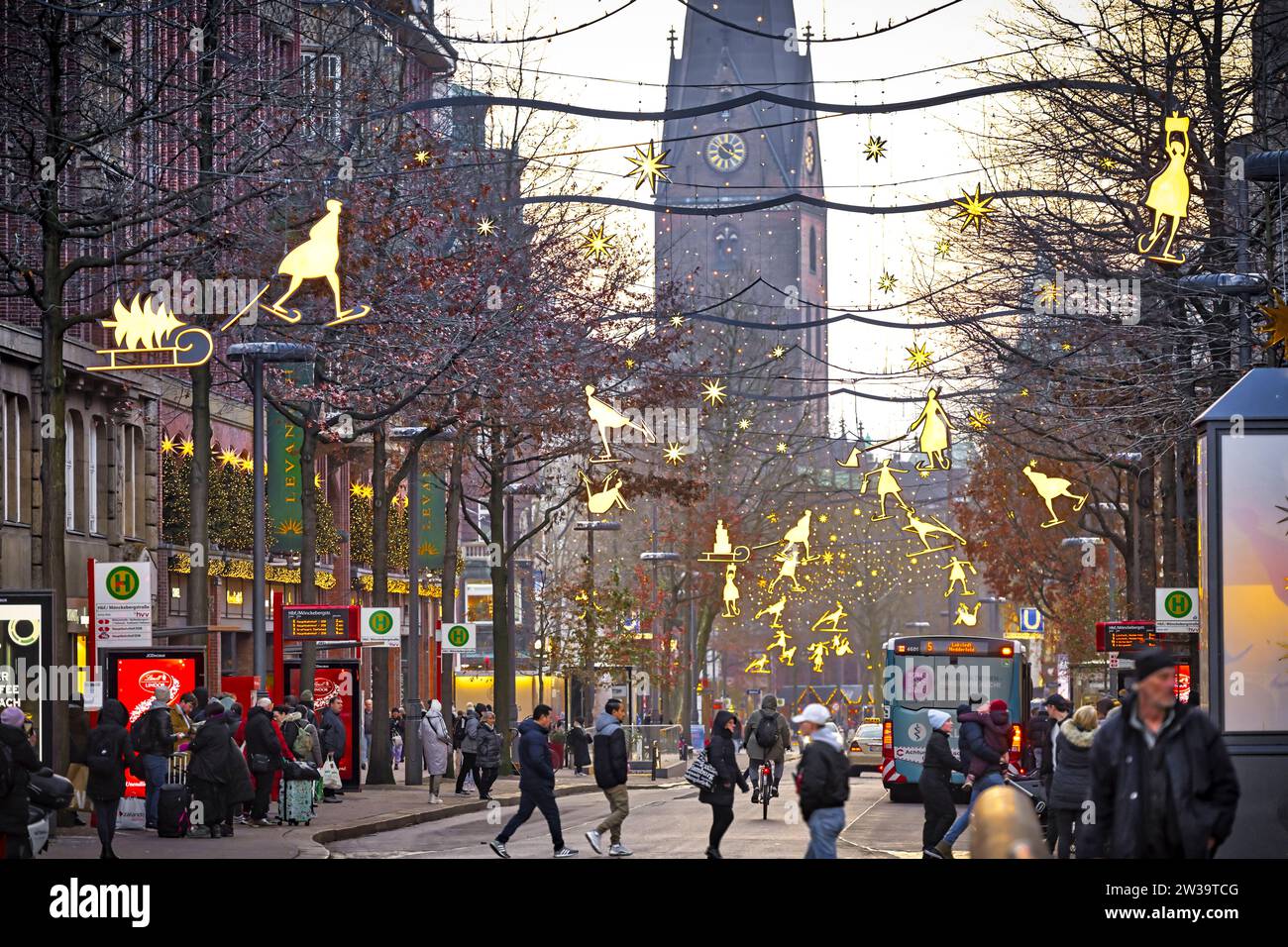 Weihnachtlich geschmückte Mönckebergstraße à Hamburg, Deutschland, Europa Banque D'Images