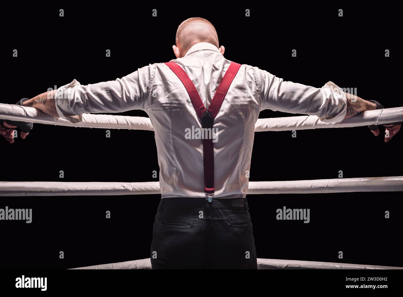 Image d'un homme brutal debout près des cordes de l'anneau. Il prie avant le combat. Le concept de combats de poing. Supports mixtes Banque D'Images