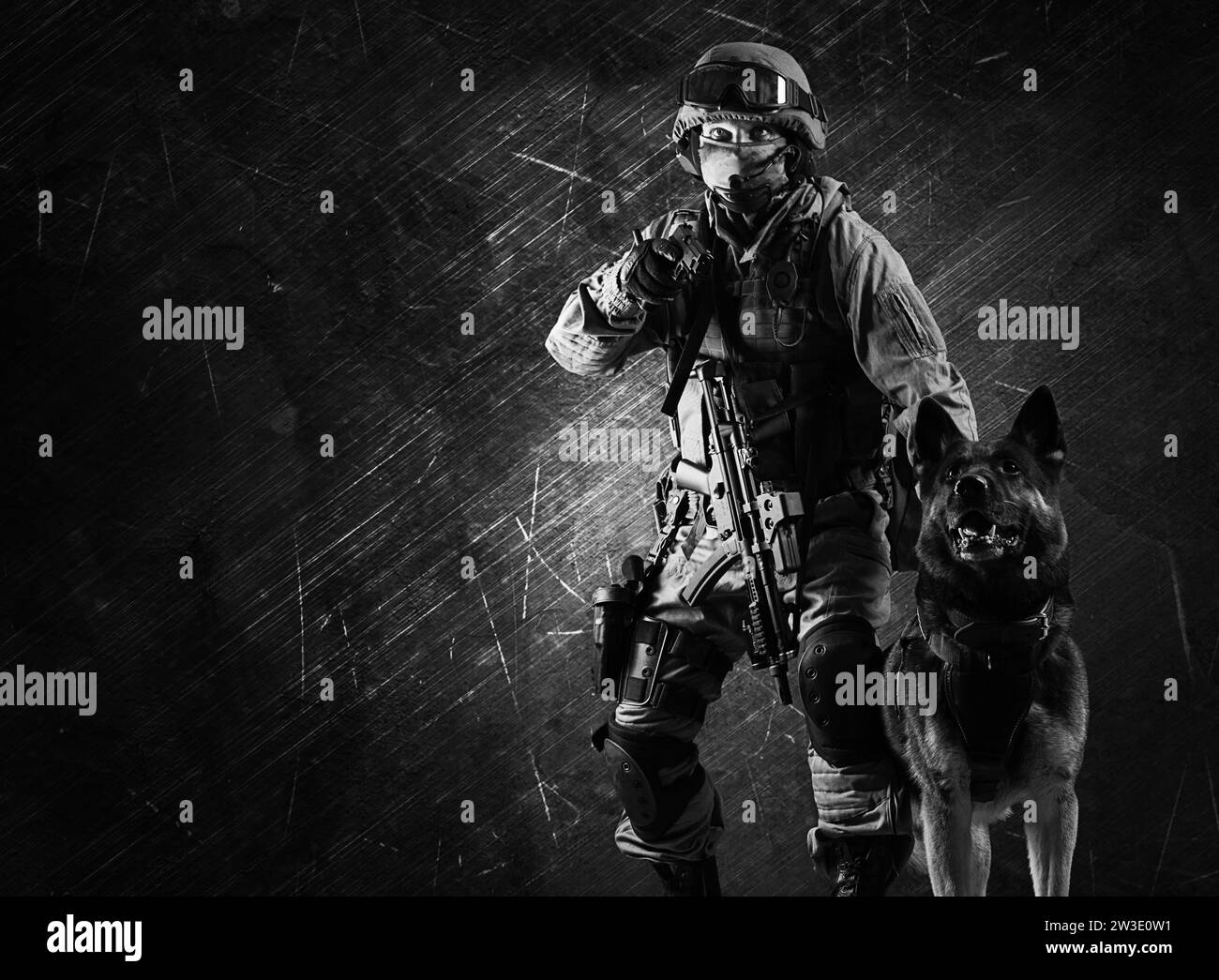 Un militaire en uniforme avec une arme dans les mains pose le chien de berger sur un criminel. Supports mixtes Banque D'Images