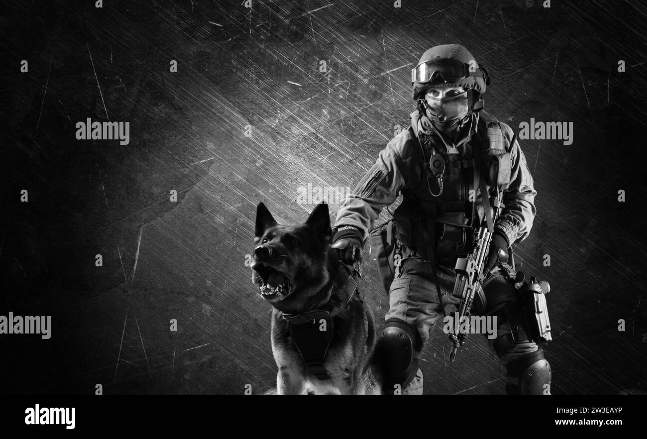 Un militaire en uniforme avec une arme dans les mains pose le chien de berger sur un criminel. Supports mixtes Banque D'Images