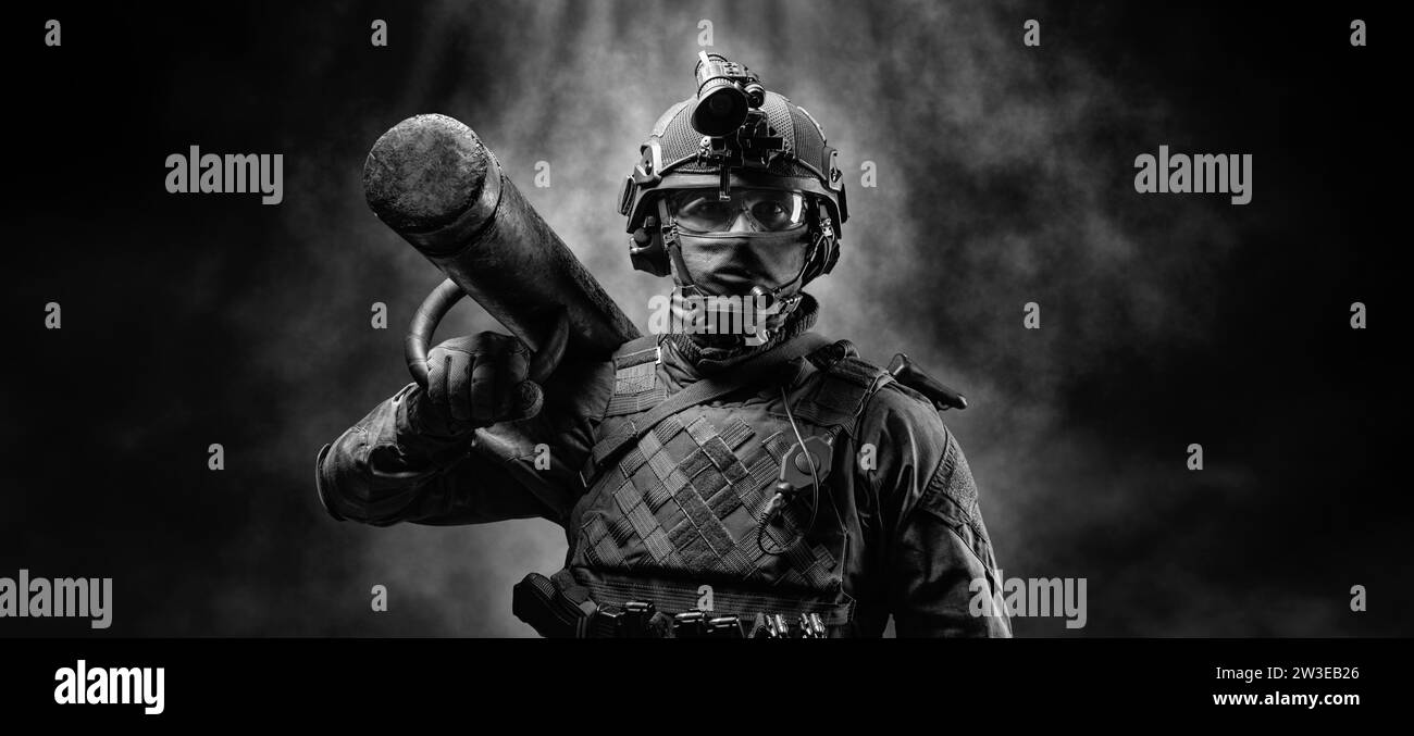 Portrait d'un soldat des Forces spéciales avec un bélier d'assaut sur son épaule. Concept SWAT. Lutte contre le terrorisme, lutte contre la criminalité. Supports mixtes Banque D'Images