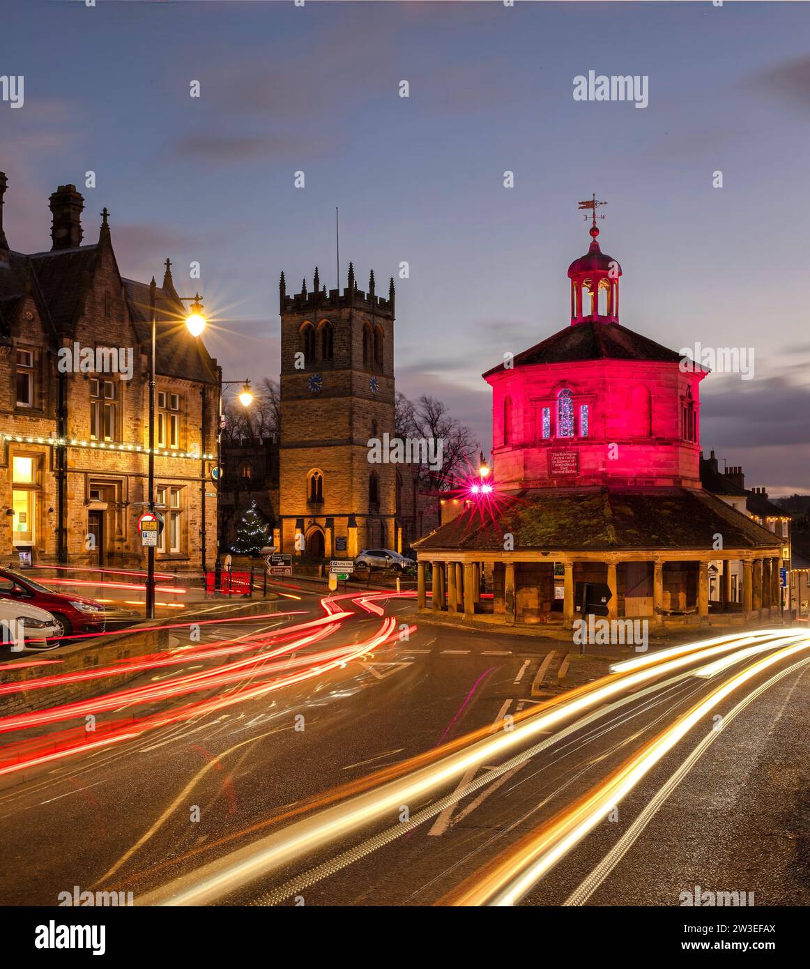 Vue au crépuscule du château de Barnard au moment de Noël avec des lumières et décorations de Noël donnant sur la Market Cross et le long de la rue principale A67 Banque D'Images