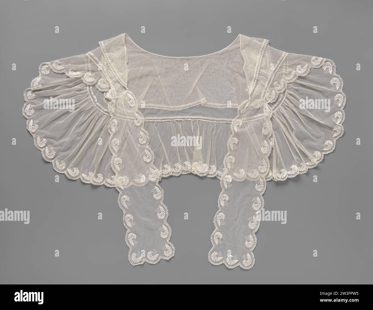 Canezou avec un double col de bobines de dentelle se terminant par deux pneus d'arc, anonyme, c. 1830 Canezou de bobines de dentelle de couleur naturelle : tuledoor stop work. Le tissu de cou a un double collier et deux pneus. Le Canezou s'étend largement s'il est porté sur les larges manches gigot des robes de cette époque et a une couture d'épaule très basse. Les pneus ne sont pas striés mais croisés sous la ceinture d'une robe. Le bord est festonné, avec un grain en forme de faucille dans chaque coquille. Dans les points de séparation de la couche supérieure, une branche de fleur est brodée avec couture ouverte dans les fleurs. Pays-Bas (peut-être) batiste. embroide Banque D'Images