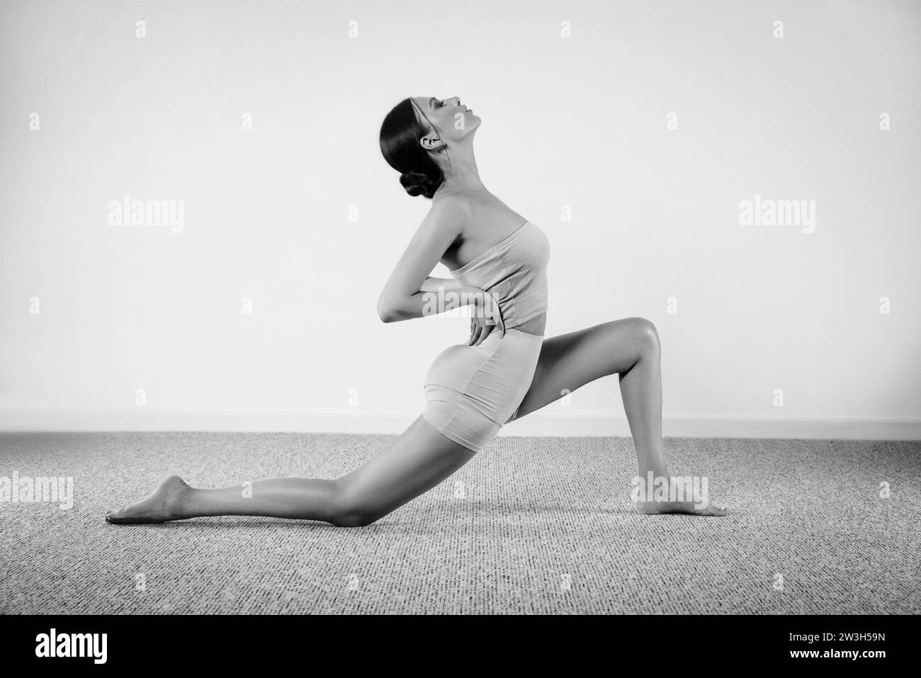 Faire des exercices de fitness, pratiquer le yoga en classe, jeune femme méditant à la maison. Entraînement, fitness, pleine conscience, entraînement, méditation, yoga Banque D'Images