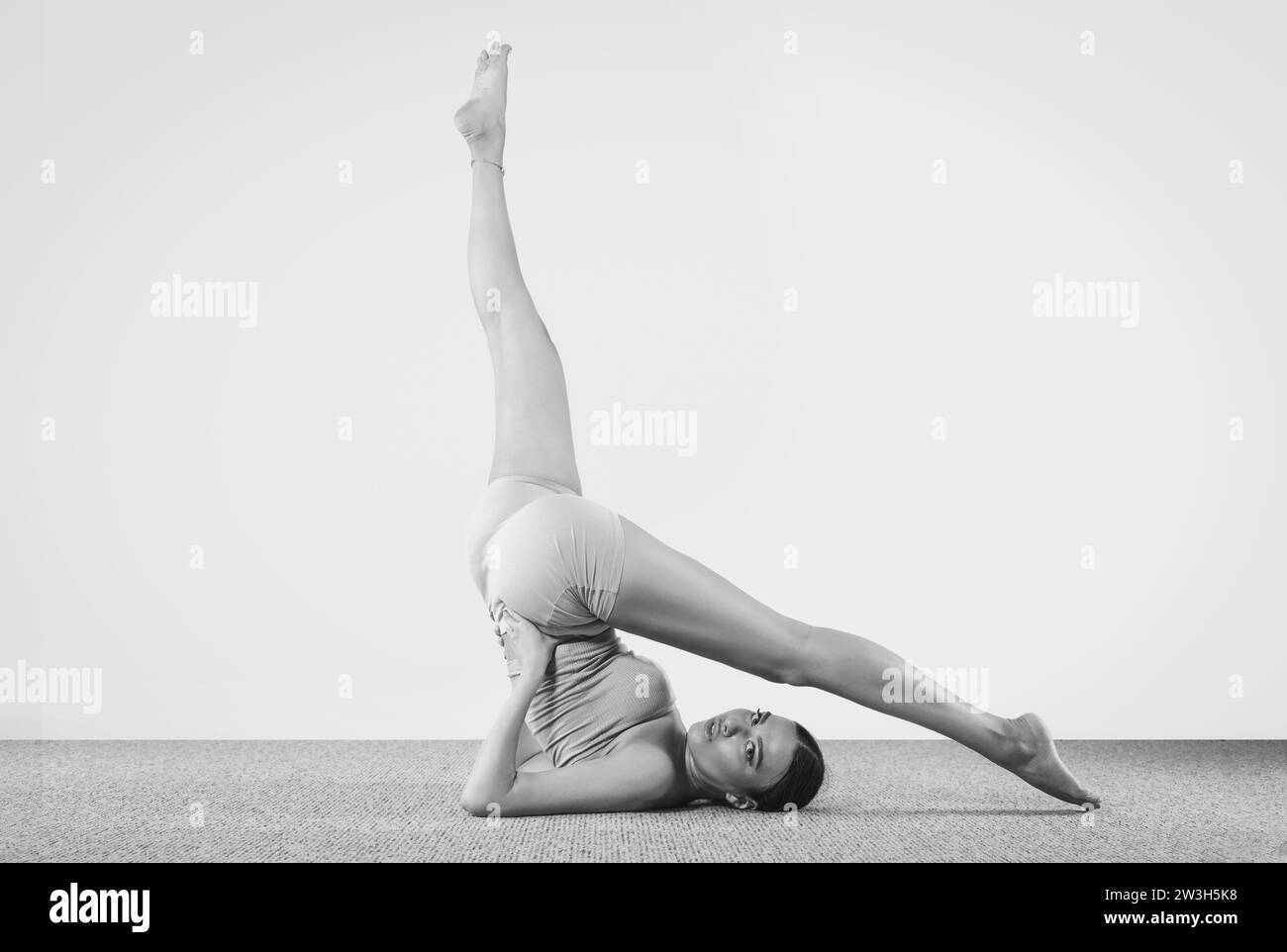Faire des exercices de fitness, pratiquer le yoga en classe, jeune femme méditant à la maison. Entraînement, fitness, pleine conscience, entraînement, méditation, yoga Banque D'Images