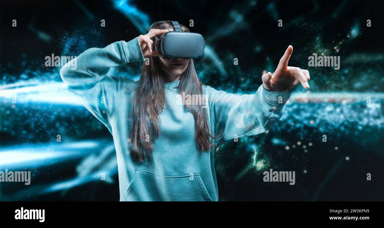 Image d'une femme portant des lunettes de réalité virtuelle. Cyber-espace. Le concept de zones de jeu, consoles, simulateurs. Supports mixtes Banque D'Images