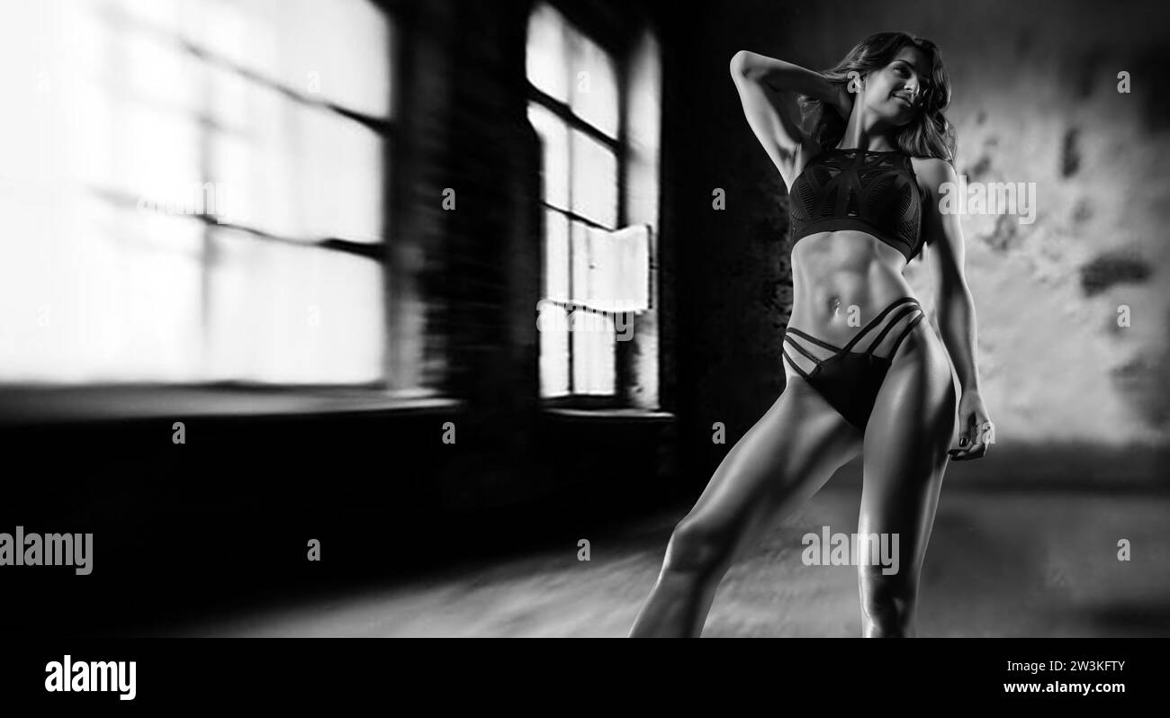 Grande femme adulte avec de beaux cheveux posant en vêtements de sport. Concept de fitness et de musculation. Supports mixtes Banque D'Images