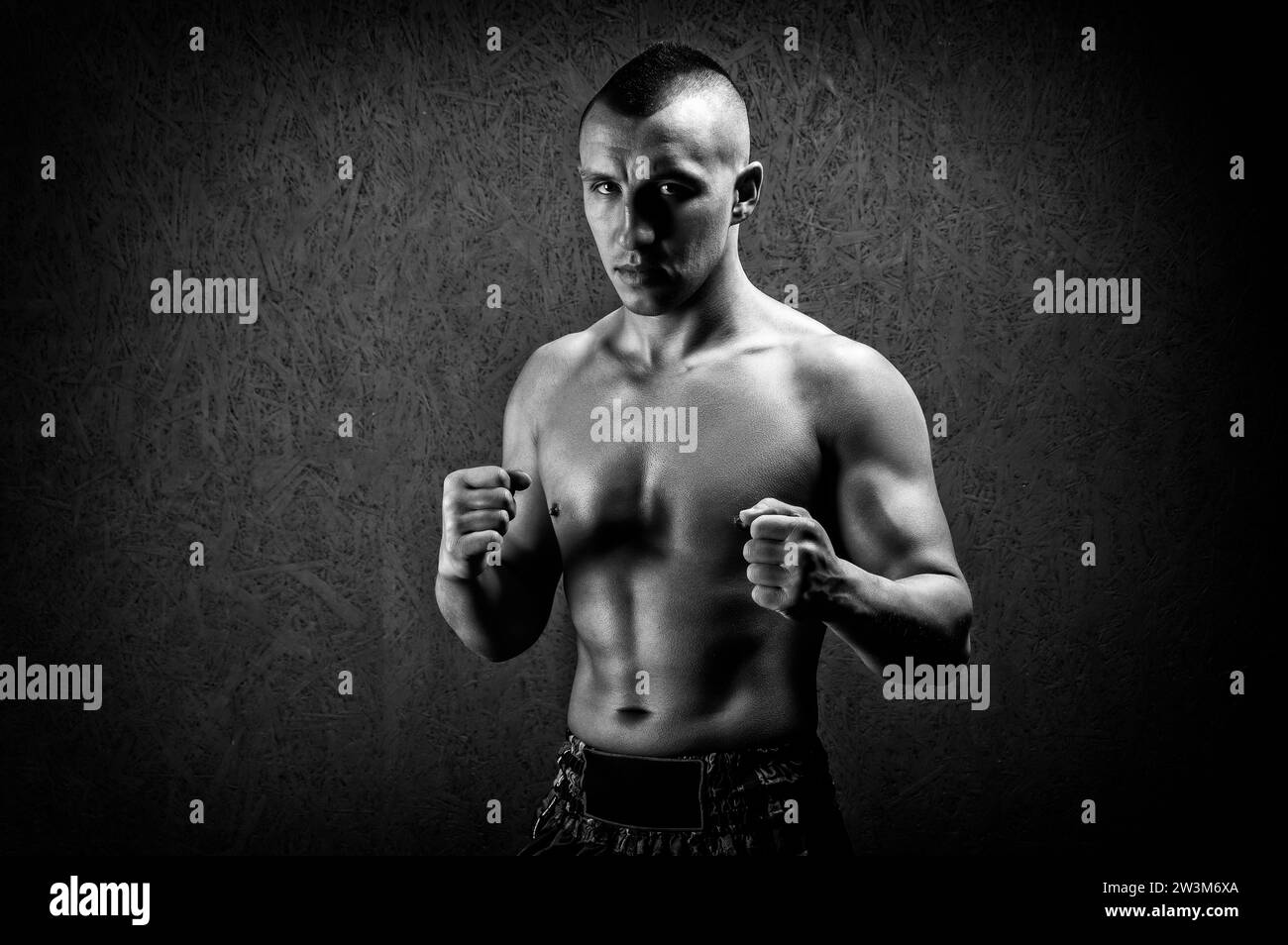 Portrait d'un boxeur d'arts martiaux mixtes Le concept de sport, mma, kickboxing. Supports mixtes Banque D'Images