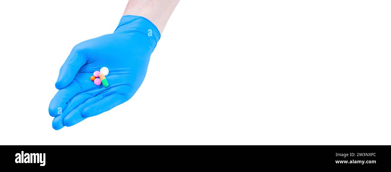 Le docteur tient des pilules couchées sur un gant bleu. Concept médical. Supports mixtes Banque D'Images