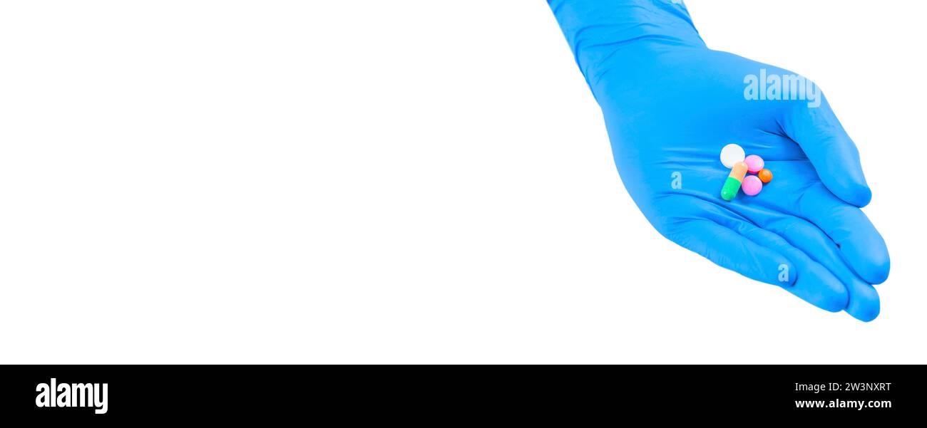 Le docteur tient des pilules couchées sur un gant bleu. Concept médical. Supports mixtes Banque D'Images