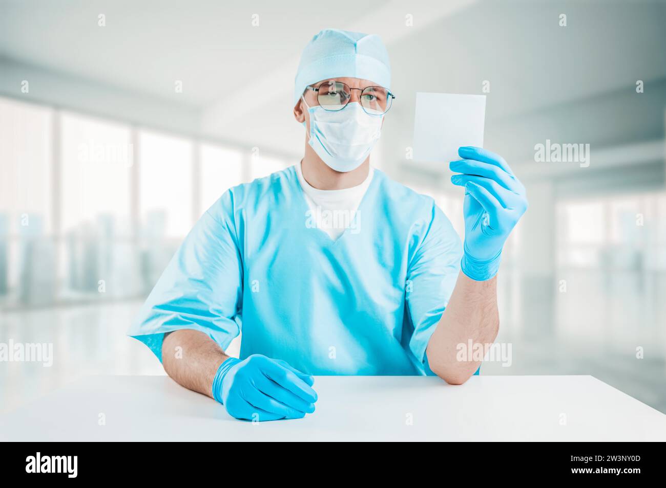 Portrait d'un médecin tenant une feuille de papier blanche dans sa main. Concept médical. Supports mixtes Banque D'Images