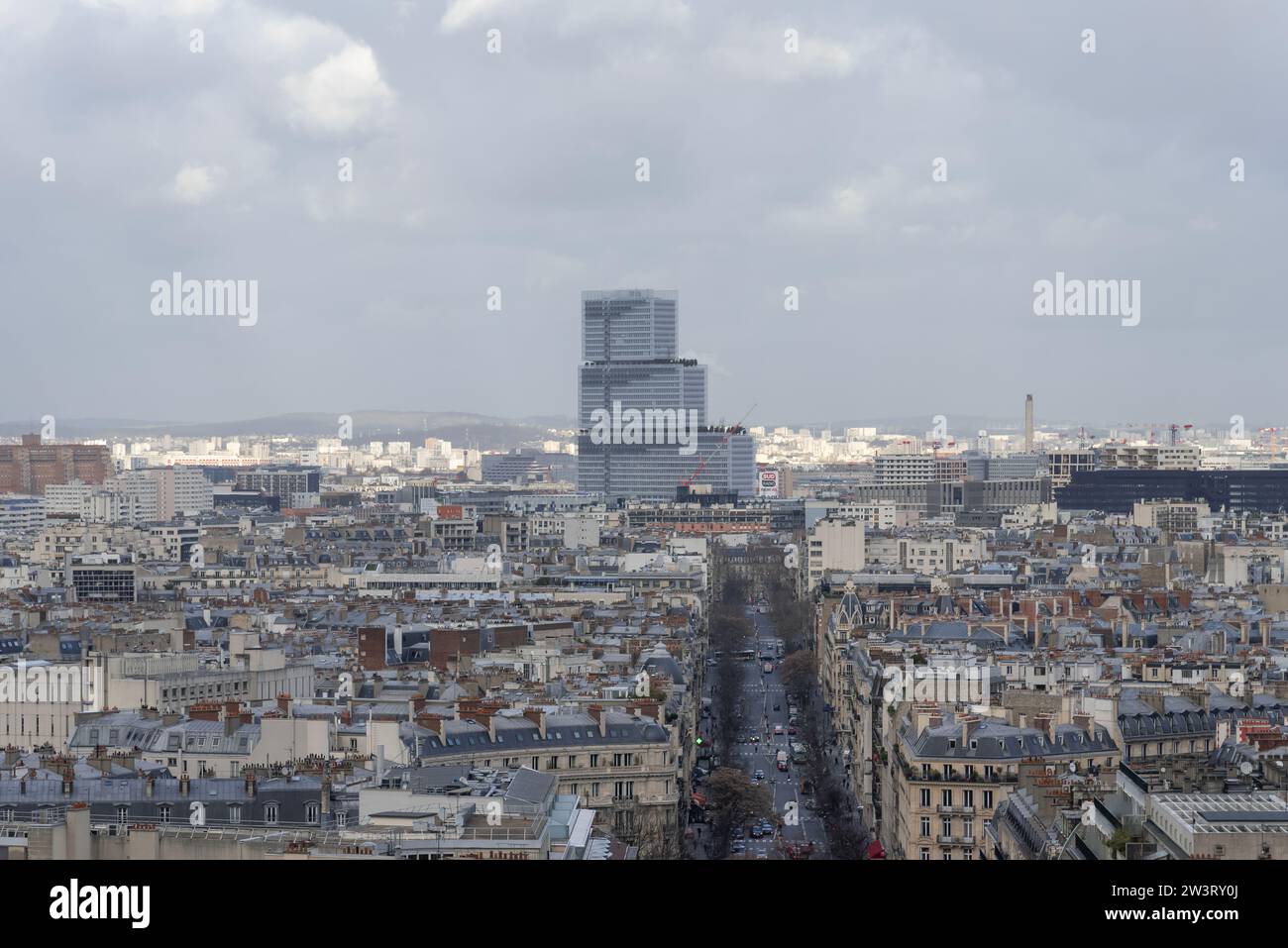 Paris, France - vue de Paris depuis l'arc de triomphe avec une avenue et la haute Cour de Paris en arrière-plan. Banque D'Images