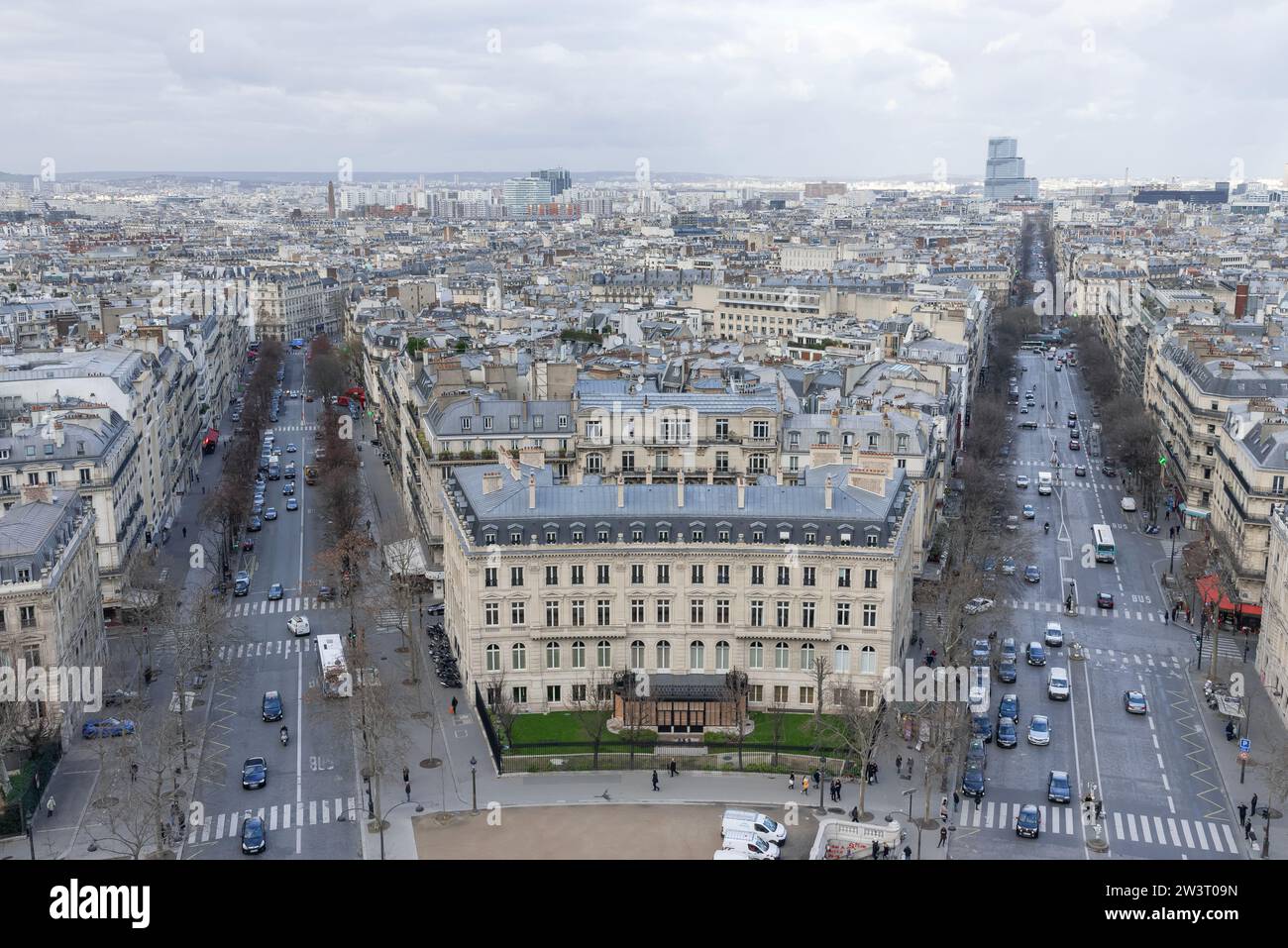 Paris, France - vue de Paris depuis l'arc de triomphe avec deux avenues avec la haute Cour de Paris en arrière-plan. Banque D'Images