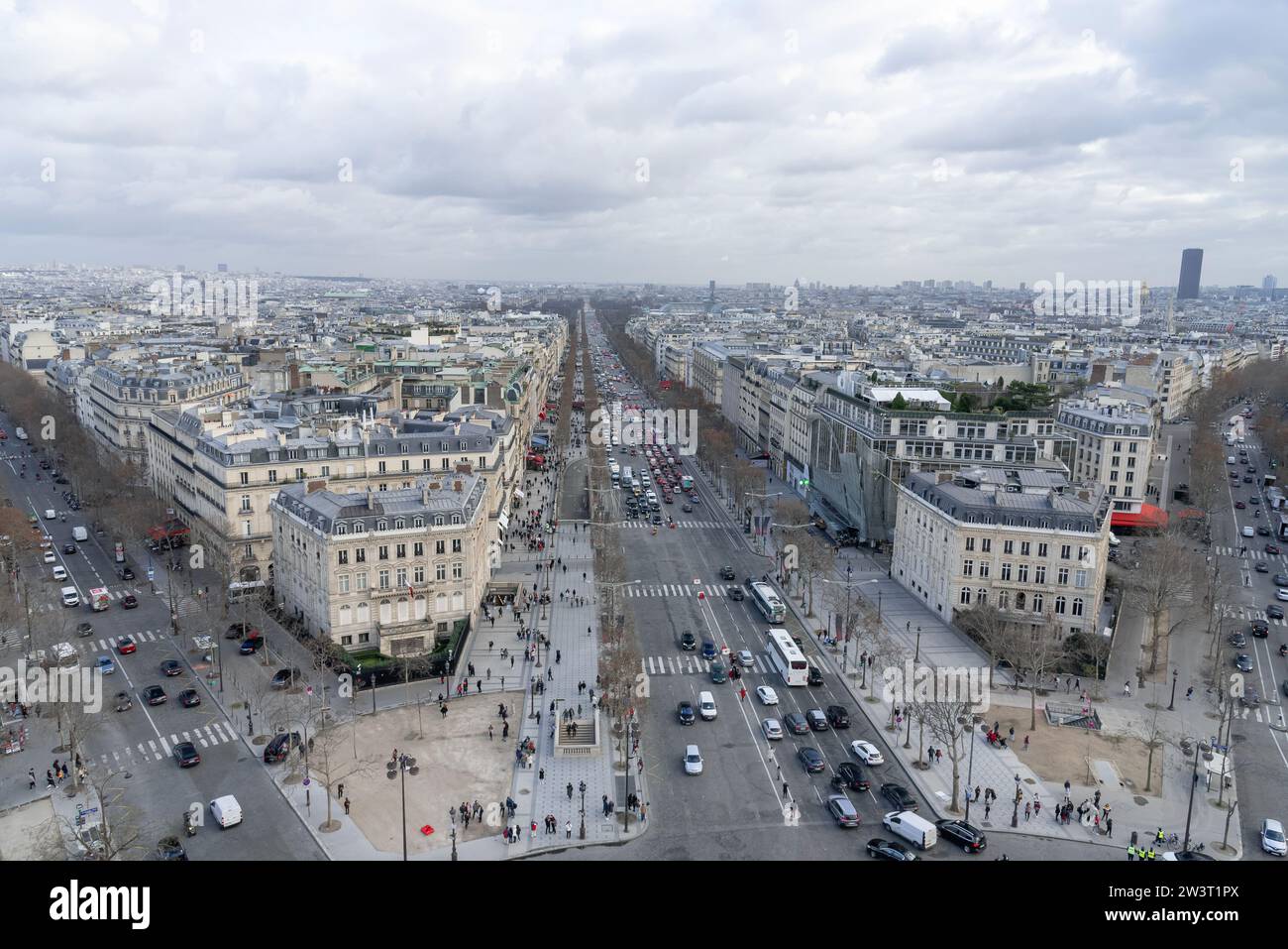 Paris, France - vue de Paris depuis l'arc de triomphe avec l'avenue des champs Elysées, le jardin des Tuileries et, à la fin, le musée du Louvre. Banque D'Images