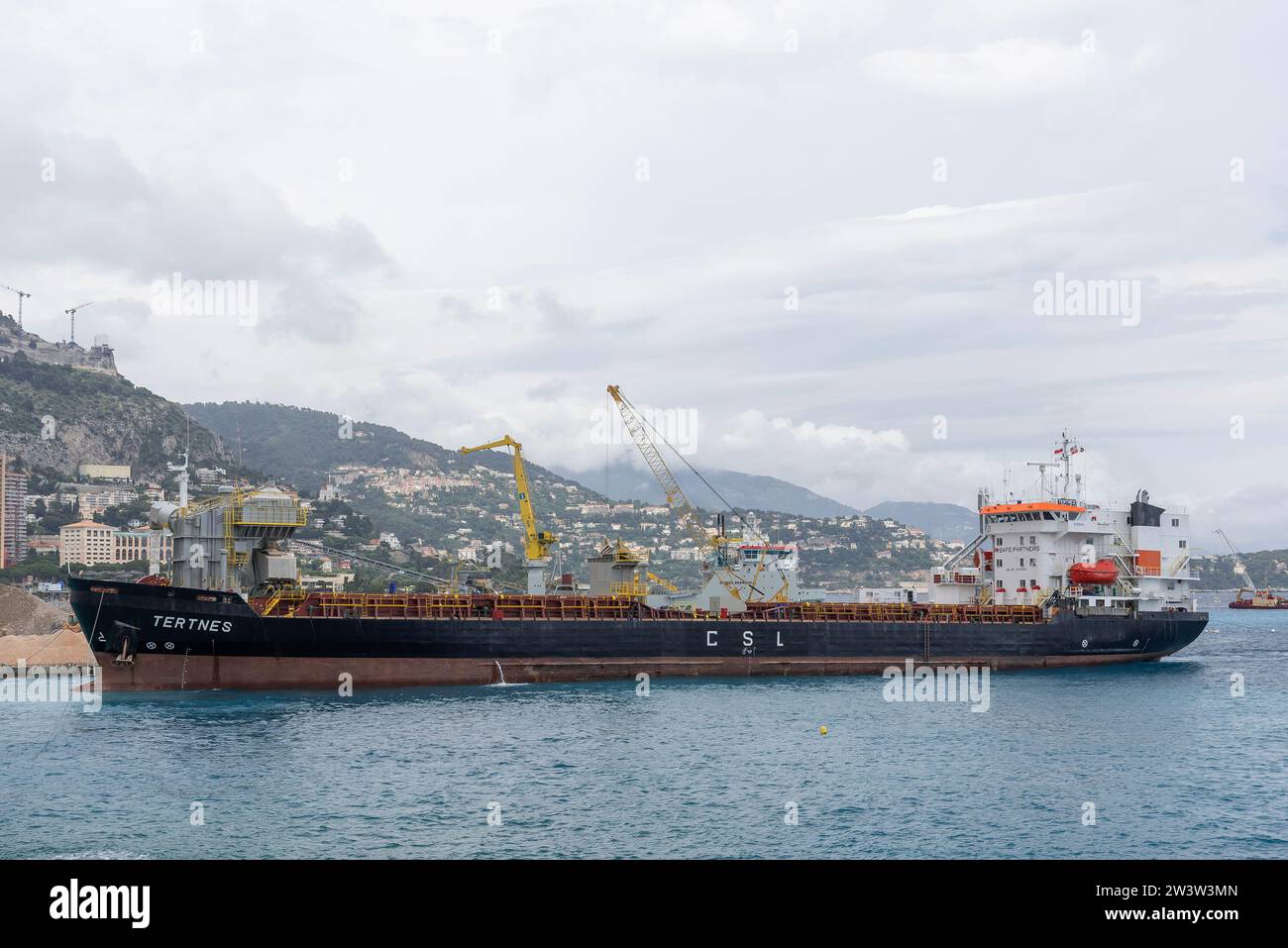 Monaco, Monaco - Bulk Carrier TERTNES sur le site de construction de l'extension offshore de Monaco, le projet Mareterra Monaco. Banque D'Images