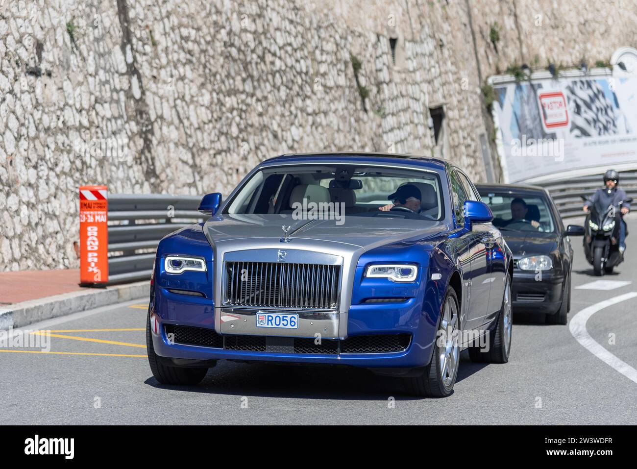 Monaco, Monaco - Rolls-Royce Ghost Series II bleu et gris roulant sur la route en épingle à cheveux Fairmont. Banque D'Images