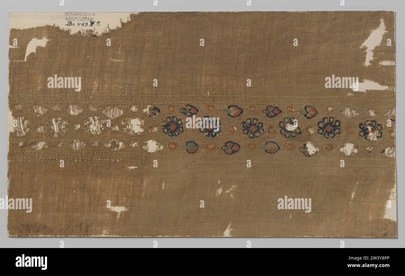 Weefselfragment met nail (?) Anonyme c. 200 - c. 599 fragment de tissu de lin naturel avec une bande décorative à l'intérieur des lignes de six impacts plus épais. La bande décorative existe au centre une succession de fleurs en bleu foncé, rouge et jaune sur chaque côté des motifs de fleurs stylisées et de feuilles en bleu foncé, rouge, cygne et jaune. Entre un motif pointillé en rouge et jaune. Ces motifs sont fabriqués en laine et technologie tapisseuse. Egypte Ketting un élément : lin (matière). Entrée : tapisserie de laine fragment de tissu de lin naturel avec une bande décorative à l'intérieur de lignes de six impacts plus épais. La str décorative Banque D'Images