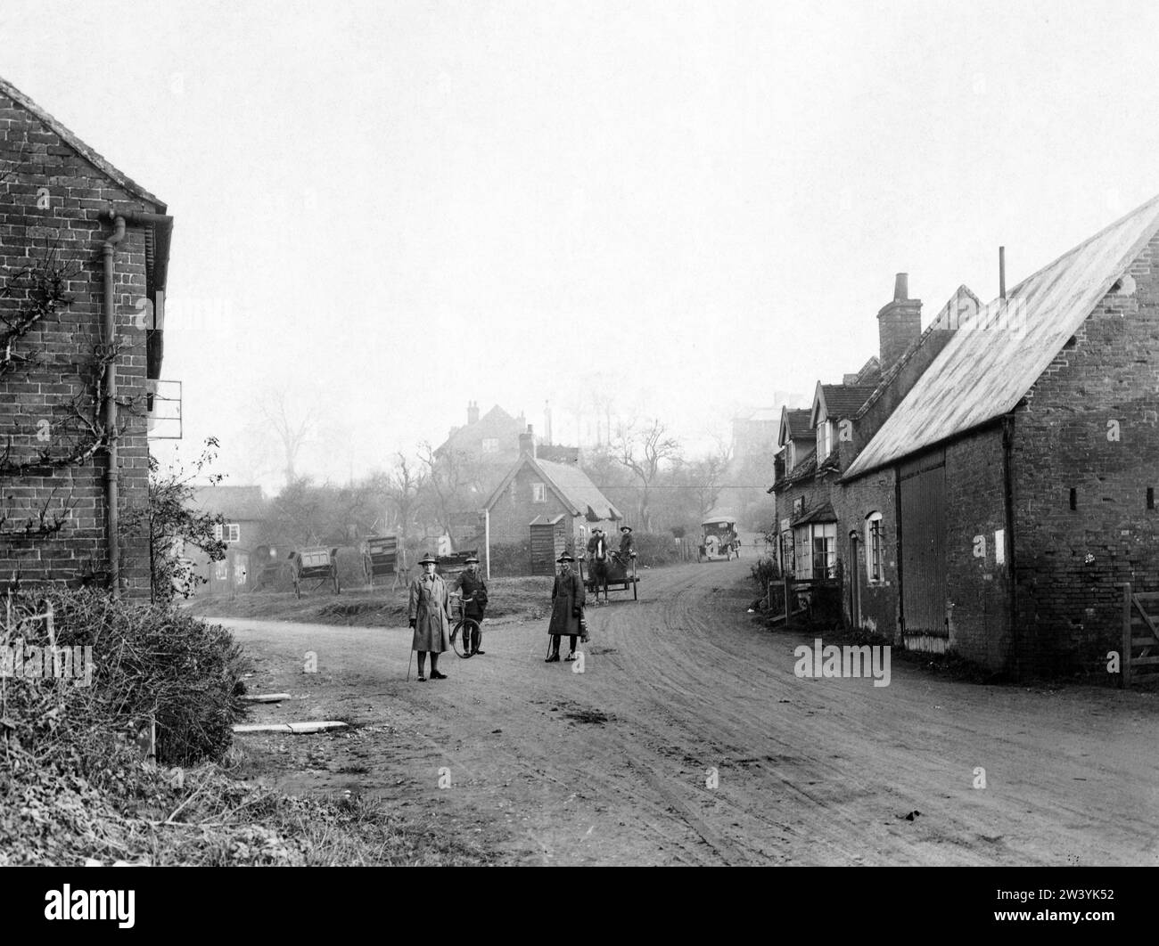 Photographie officielle prise sur le front occidental britannique montrant des soldats dans un village Banque D'Images