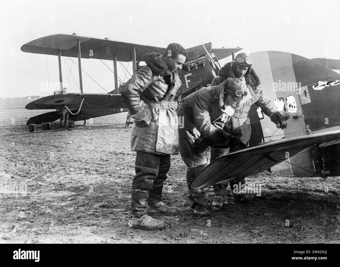 Photographie officielle prise sur le front occidental britannique montrant un groupe de pilotes de la RAF observant la carte Banque D'Images