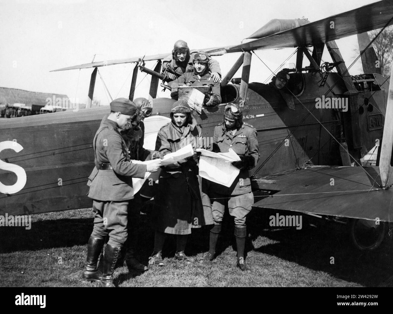 Photographie officielle prise sur le front occidental britannique montrant un groupe de pilotes de la RAF observant la carte Banque D'Images