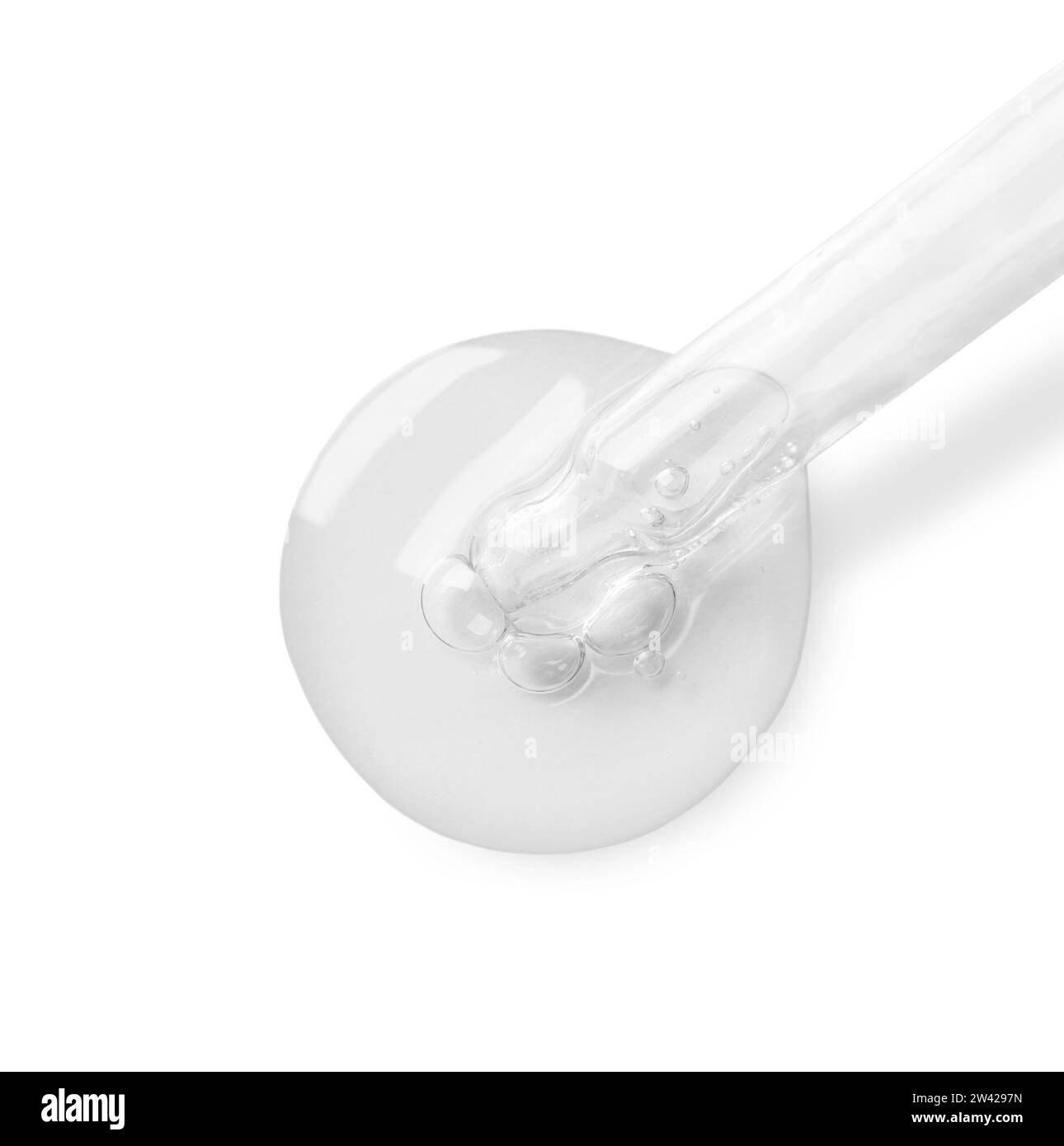 Compte-gouttes avec sérum sur fond blanc, vue de dessus. Produit de soin de la peau Banque D'Images