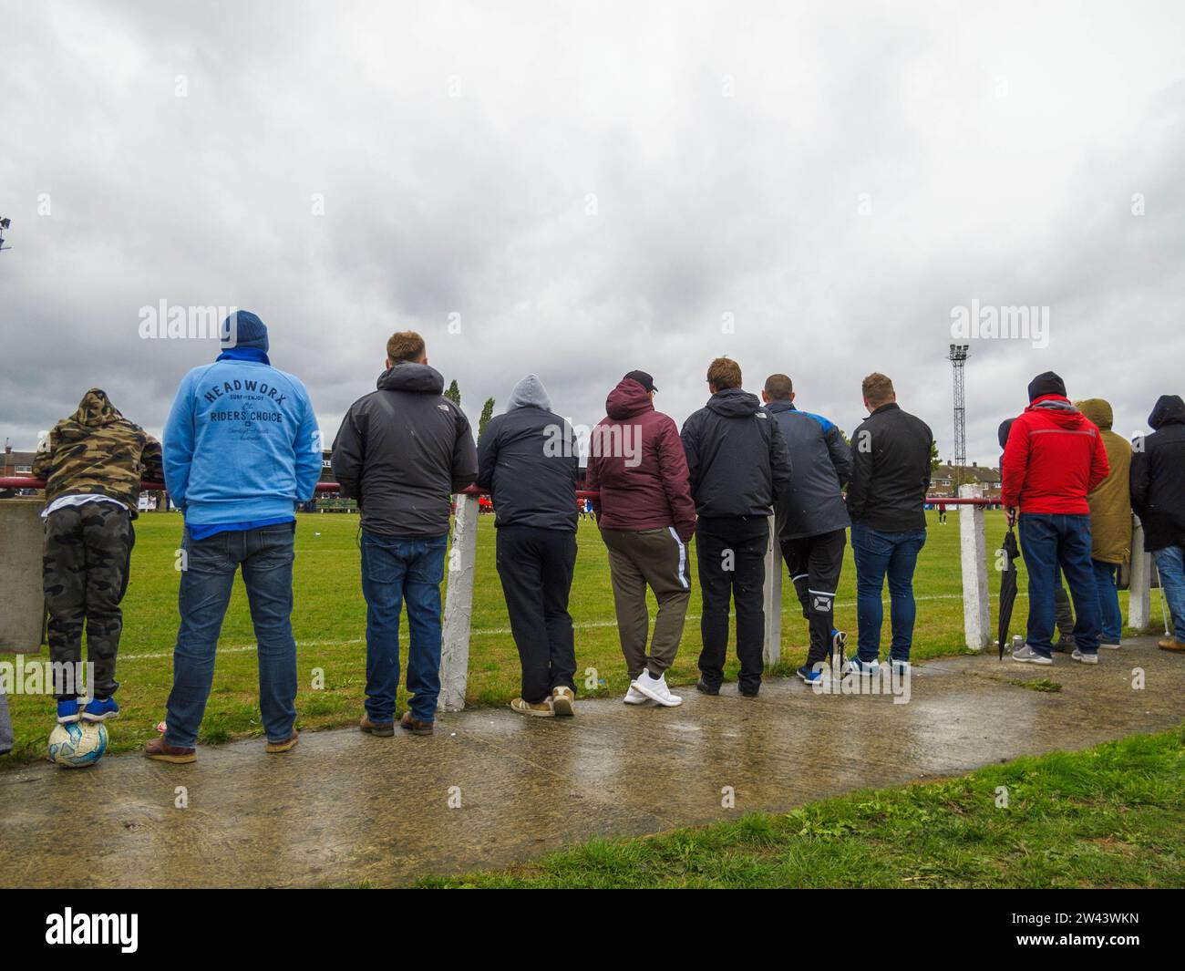 Spectateurs regardant un match de football hors ligue en 2018 Banque D'Images