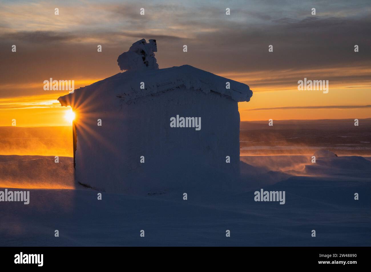 Verschneite Hütte, Dundret Naturreservat, Gällivare, Norrbotten, Lappland, Schweden, Januar 2023, Hütte im Schnee, Schneeverwehung, Banque D'Images