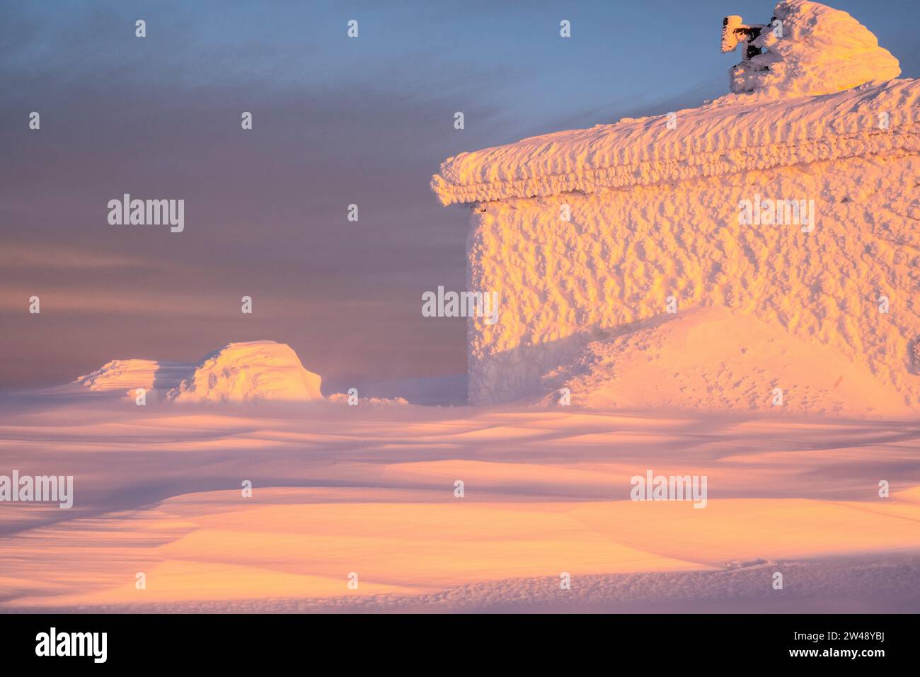 Verschneite Hütte, Dundret Naturreservat, Gällivare, Norrbotten, Lappland, Schweden, Januar 2023, Hütte im Schnee, Schneeverwehung, Banque D'Images