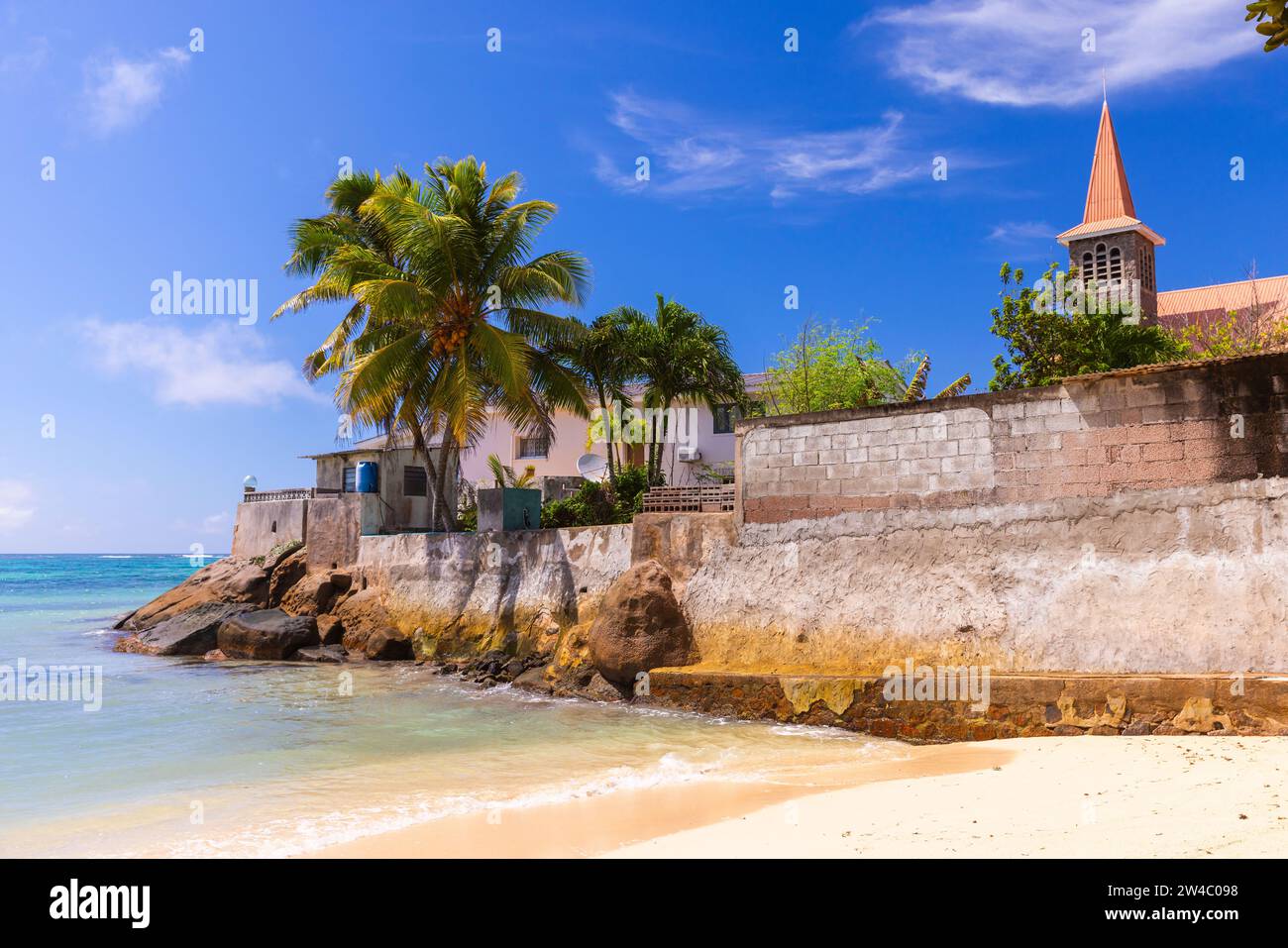Paysage côtier avec Anse Royale - Saint Joseph, l'église ouvrière Banque D'Images Paysage côtier avec Anse Royale - Saint Joseph, l'église ouvrière Banque D'Images